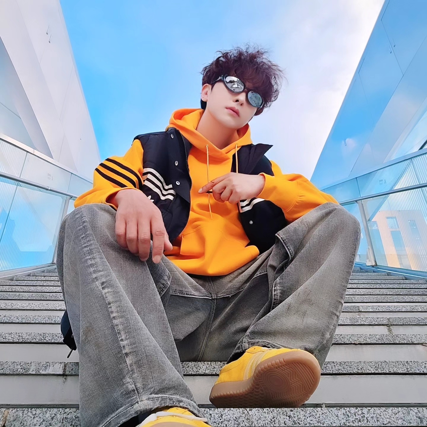 Adidas Originals 70s Padded Gilet Black - KR Sizing, Adidas Neuclassics Hoodie Black - US Sizing 착용 스타일 - 3