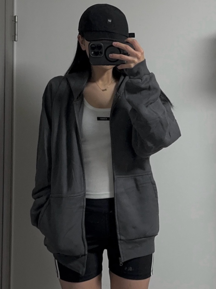 Yeezy YZY Zip-Up Hoodie Dark Grey 착용 스타일 - 2