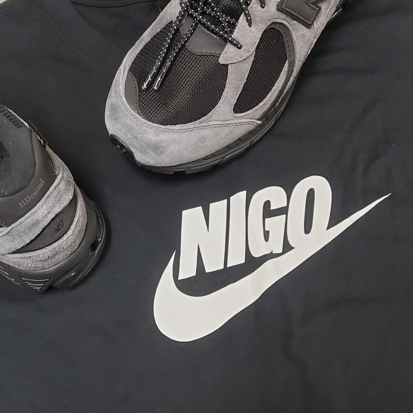 Nike x Nigo T-Shirt Black (FV5943-010), New Balance x JJJJound 2002R Gore-Tex Charcoal 착용 스타일
