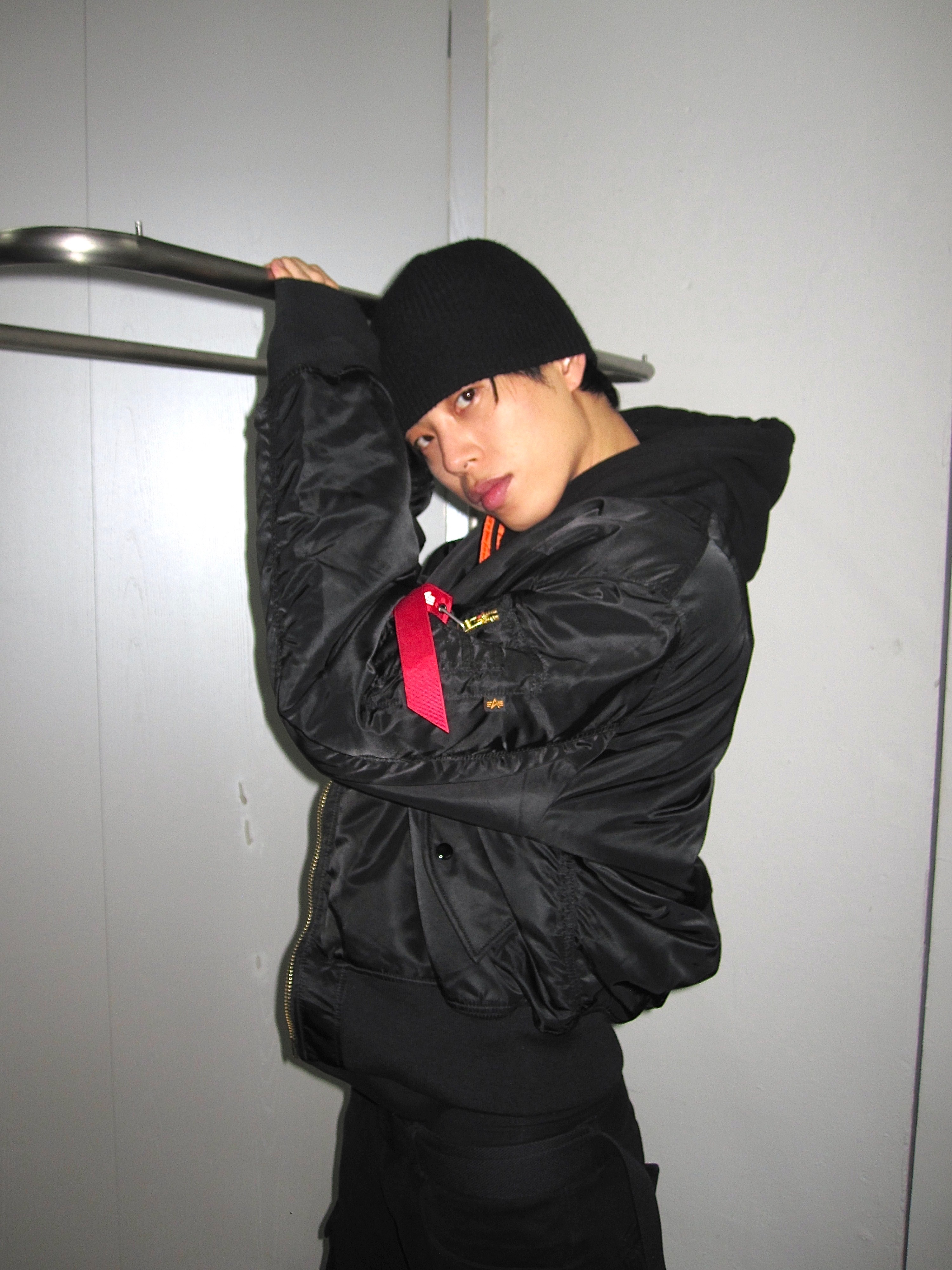 ALPHA INDUSTRIES MA-1 Flight Jacket Black, ALPHA INDUSTRIES N-2B Short Waist Parka Sage 착용 스타일 - 1