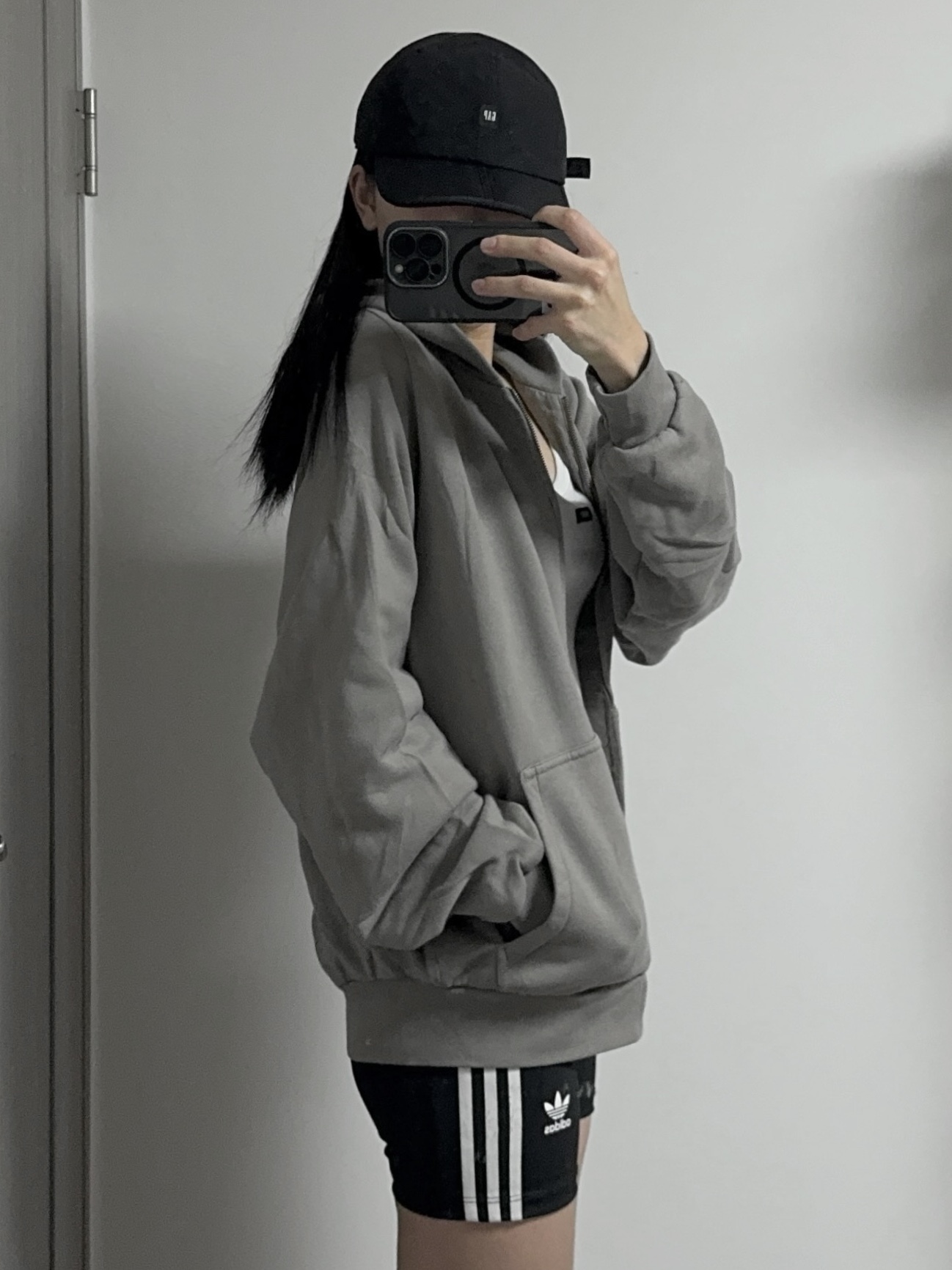 Yeezy YZY Zip-Up Hoodie Grey 착용 스타일 - 2