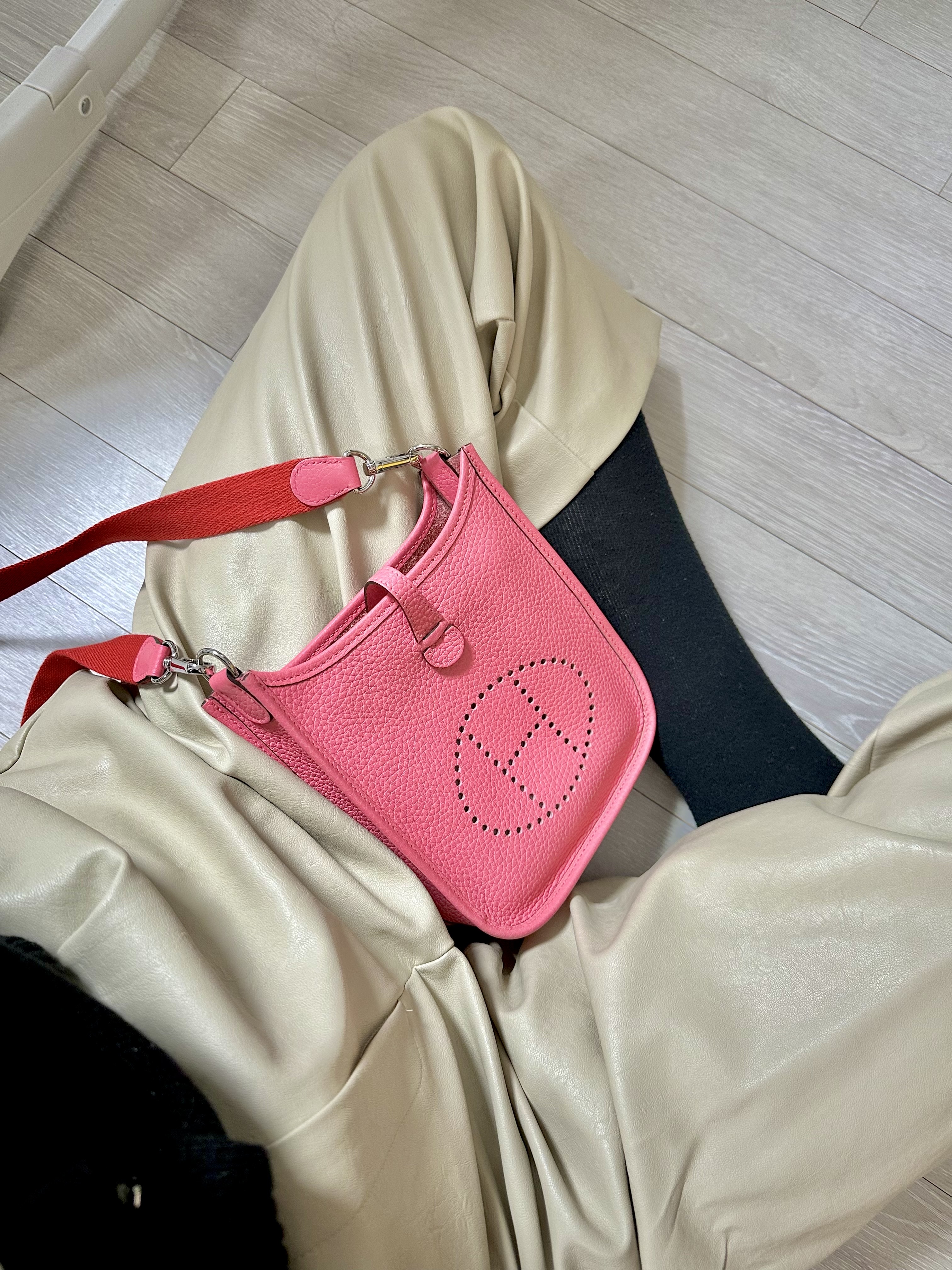Hermes Evelyne 16 Amazone Bag Clemence & Palladium Rose Azalee Rouge Pivoine 착용 스타일 - 3
