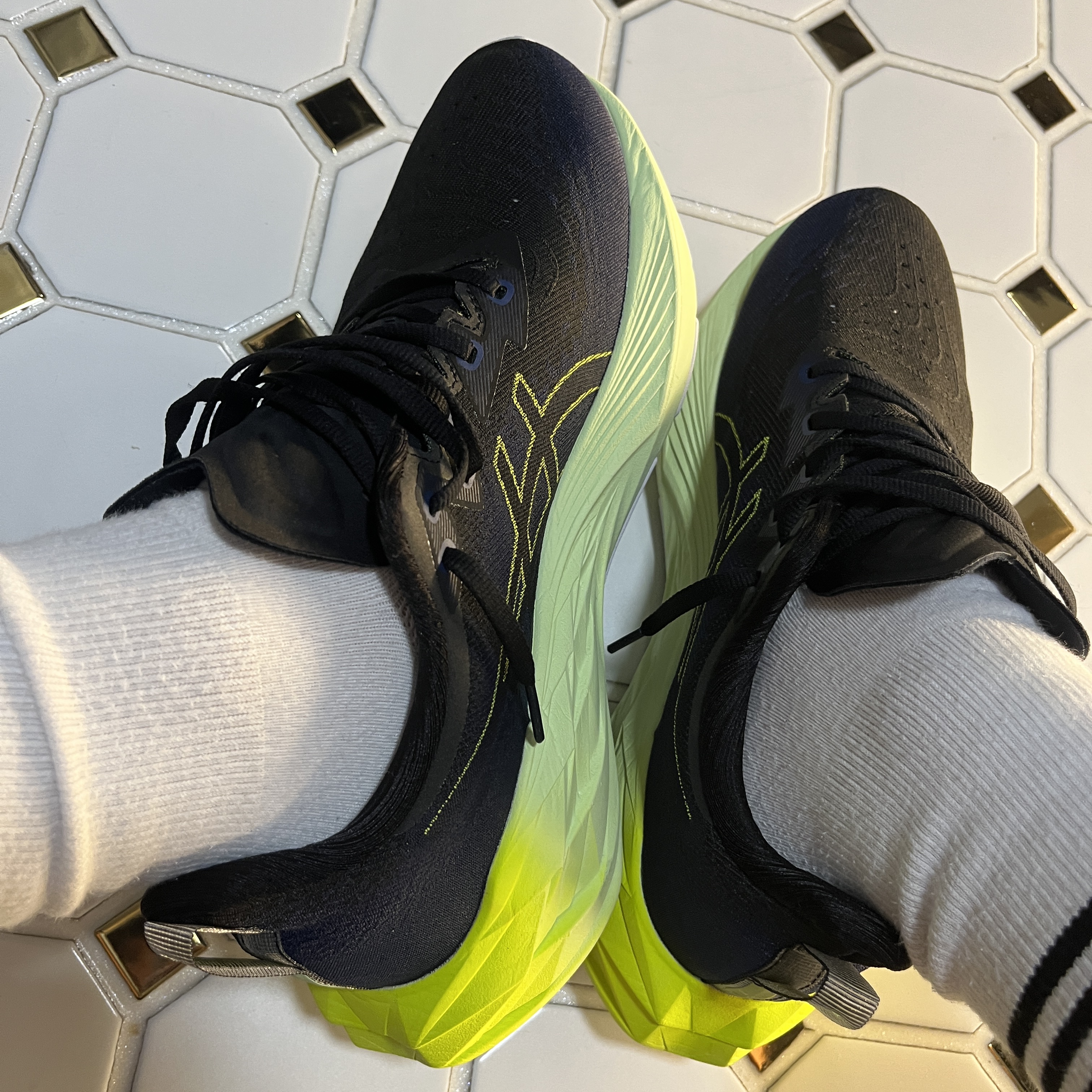 Asics Novablast 4 Black Blue Expanse 착용 스타일 - 3