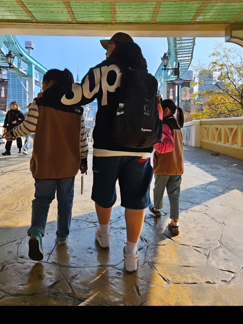 Supreme Big Logo Jacquard Hooded Sweatshirt Black - 23FW, Supreme x Nike Denim Short Indigo - 24SS 착용 스타일 - 2
