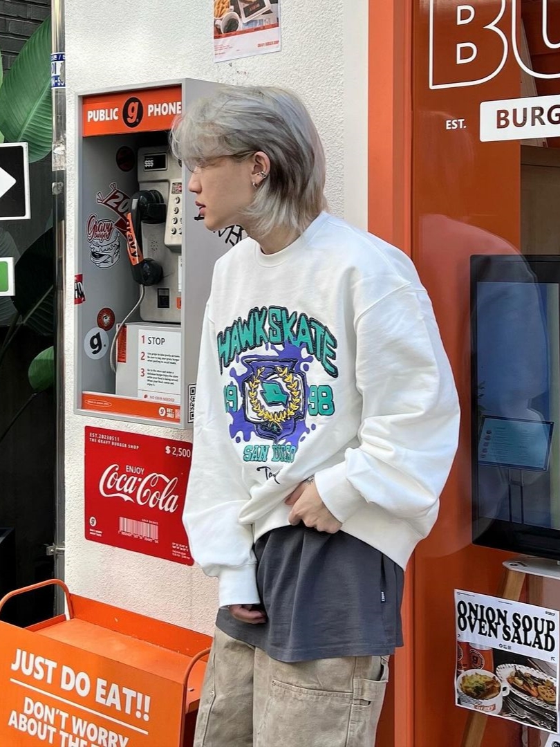 TONY HAWK Hawk College Graphic Crewneck Ivory 착용 스타일 - 2