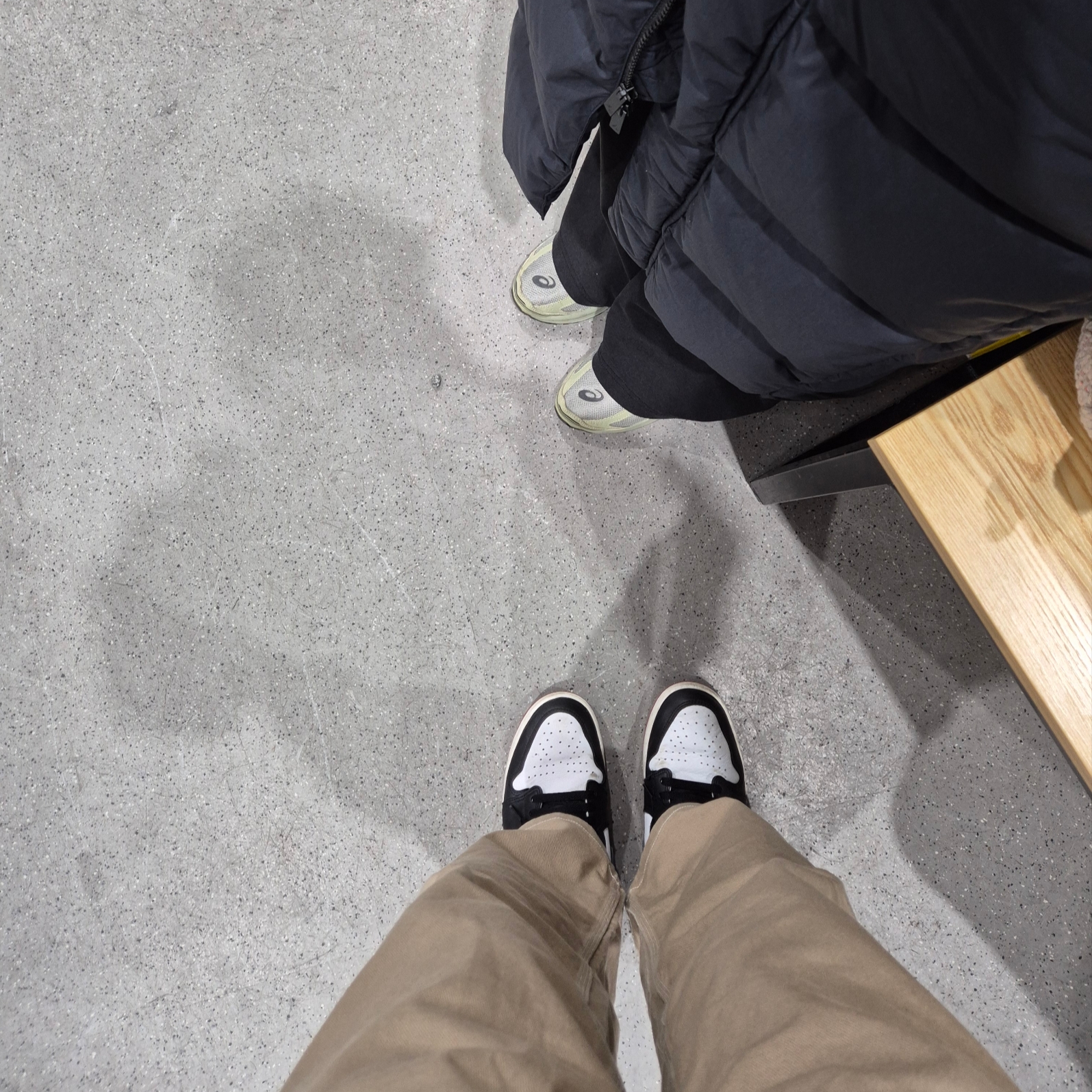 Jordan 1 Retro Low OG Black Toe, Asics Jog 100 S Sheet Rock - 2E Wide 착용 스타일