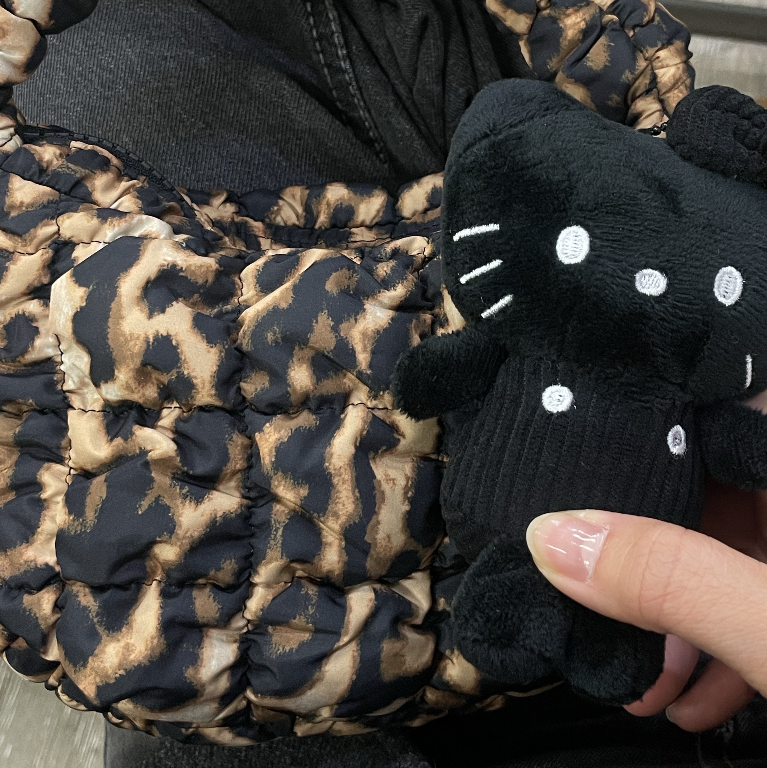 COS Quilted Micro Bag Leopard 착용 스타일