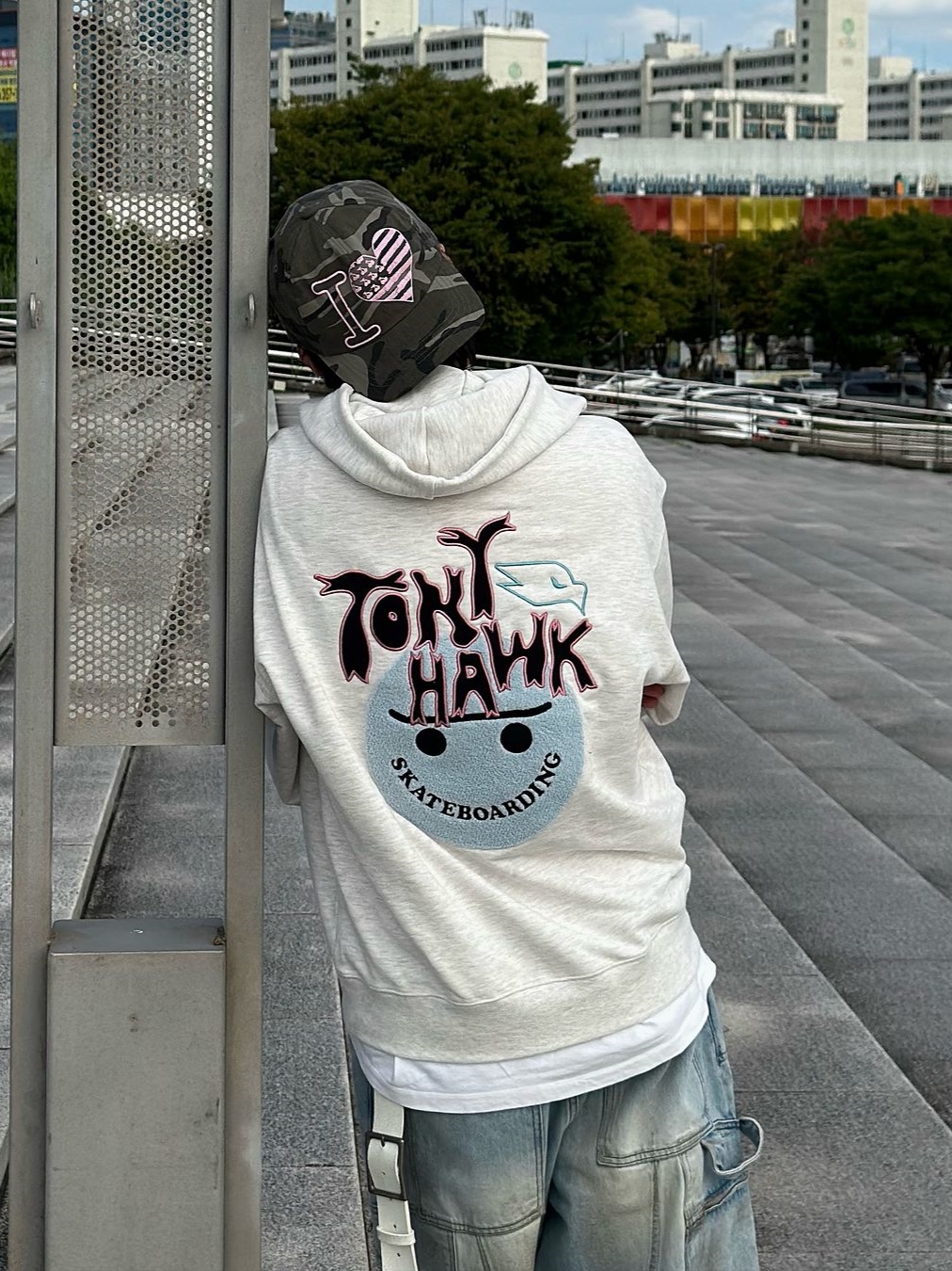 TONY HAWK Smile Boucle Embroidery Graphic Hoodie Oatmeal 착용 스타일 - 2