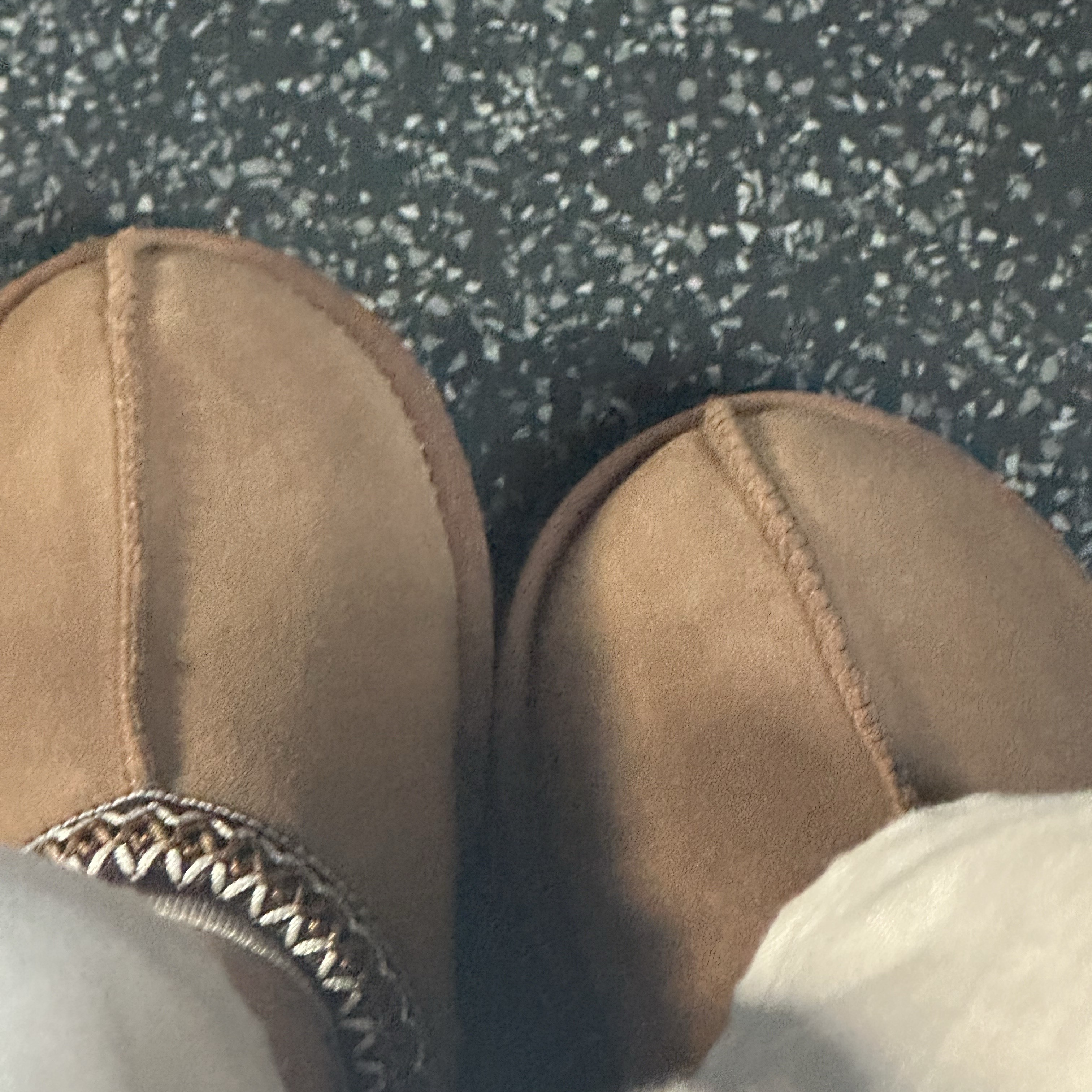 (W) UGG Tasman Slipper Chestnut 착용 스타일