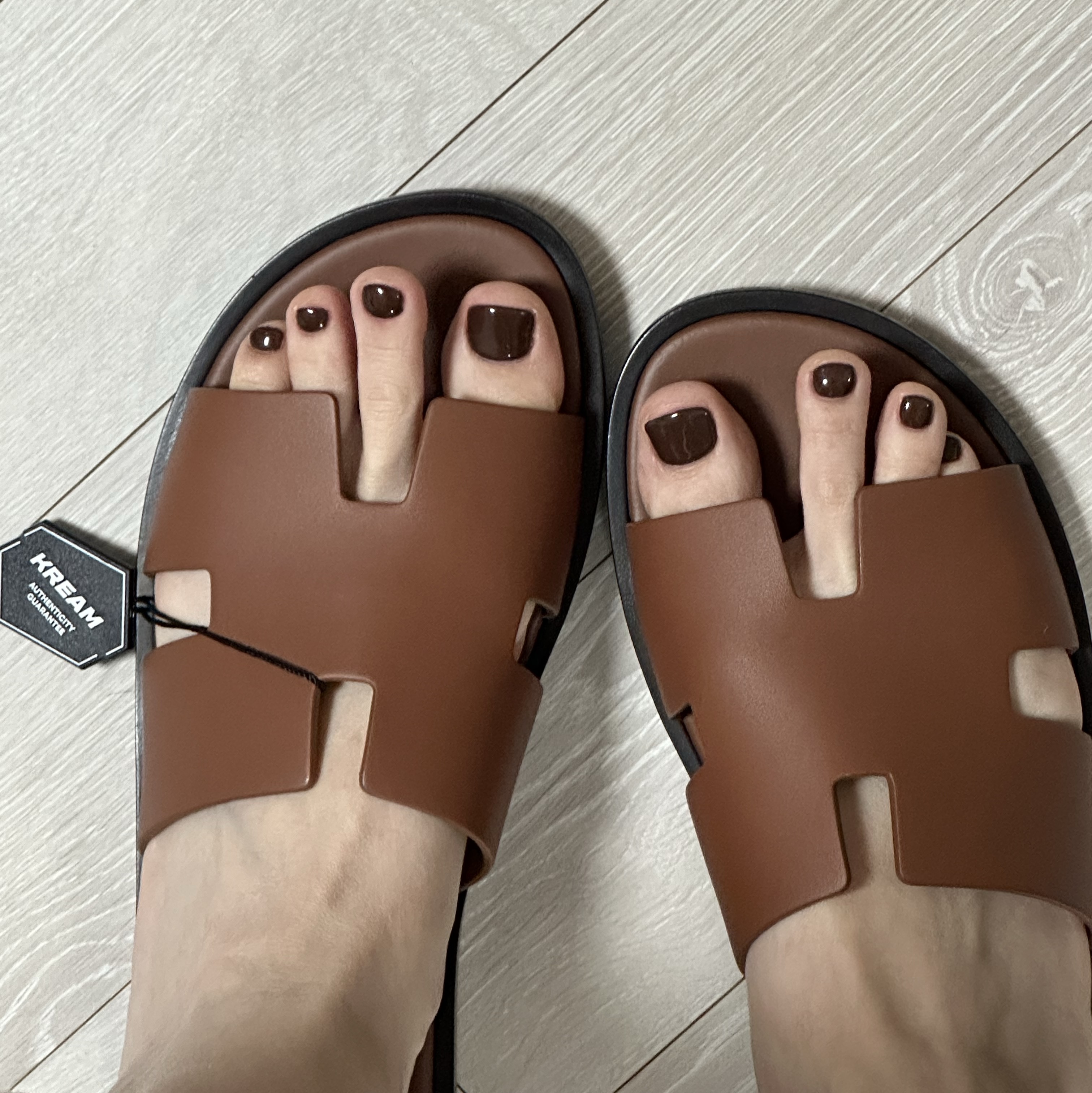 Hermes Izmir Sandal Calfskin & Gold 착용 스타일 - 2