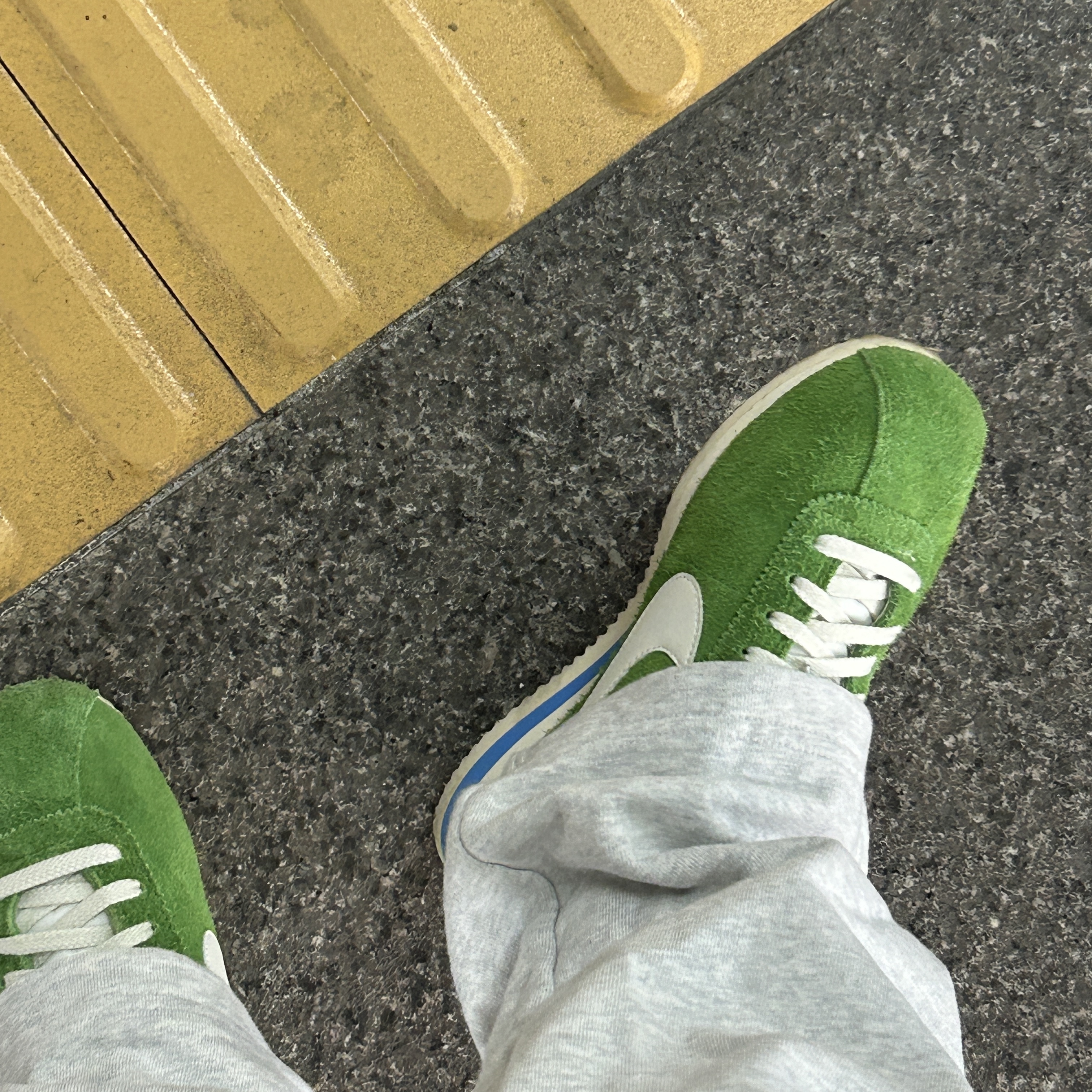 (W) Nike Cortez Vintage Chlorophyll Suede 착용 스타일