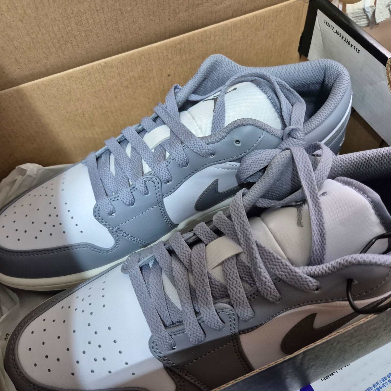 Jordan 1 Low Stealth and White 착용 스타일