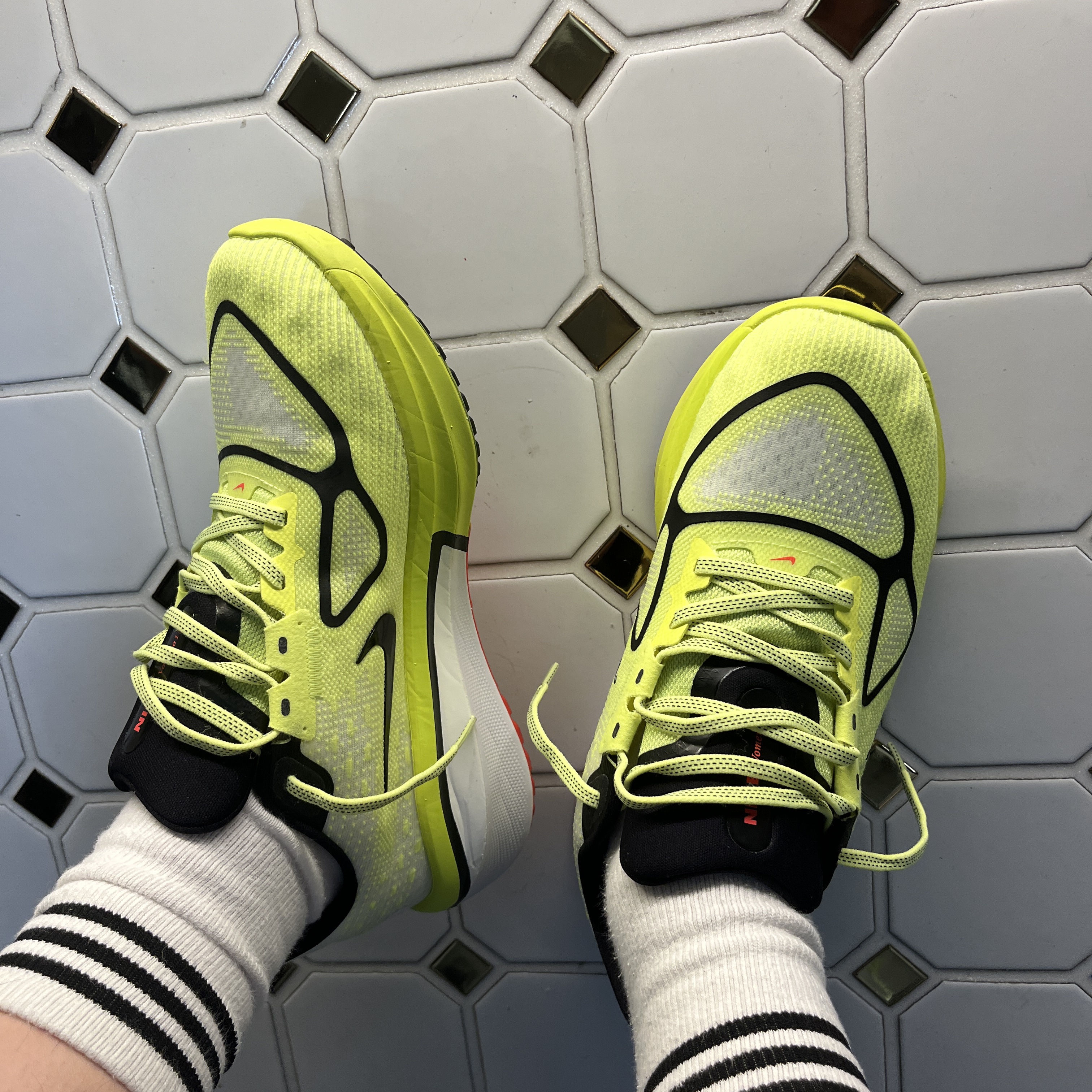 Nike Vomero 17 Talaria Volt White 착용 스타일 - 1