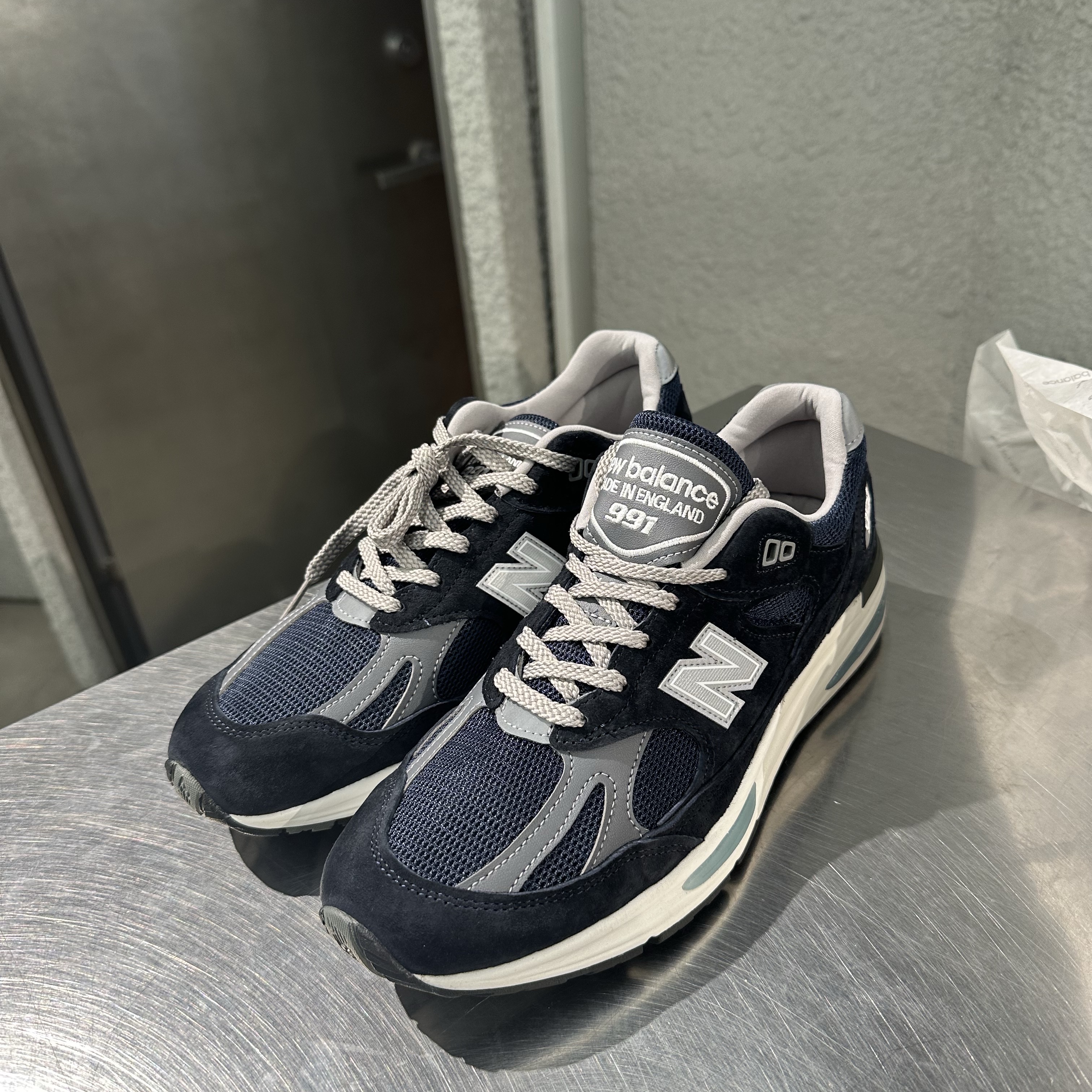 New Balance 991v2 Made in UK Dark Navy Smoked Pearl 착용 스타일