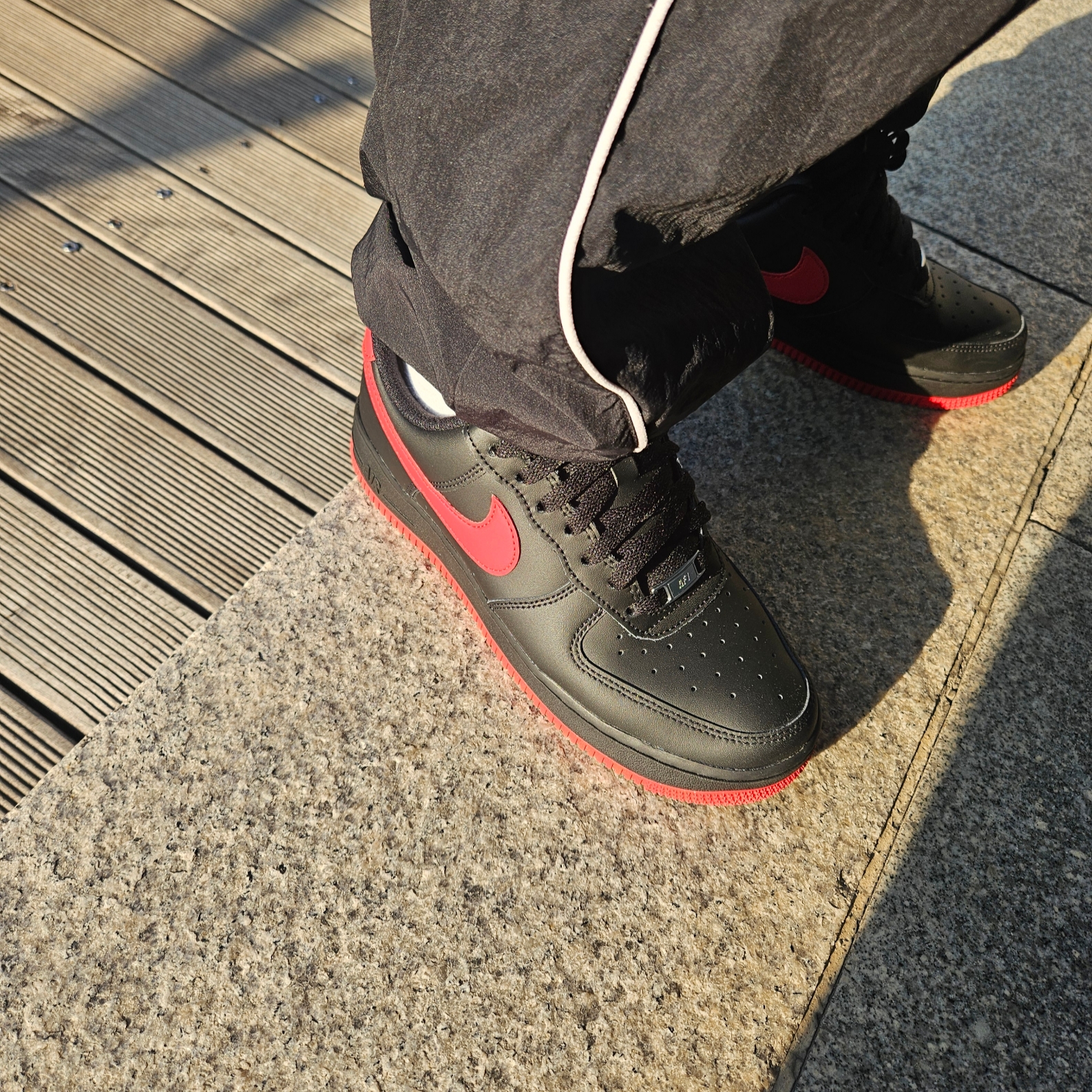 Nike Air Force 1 '07 Black University Red 착용 스타일