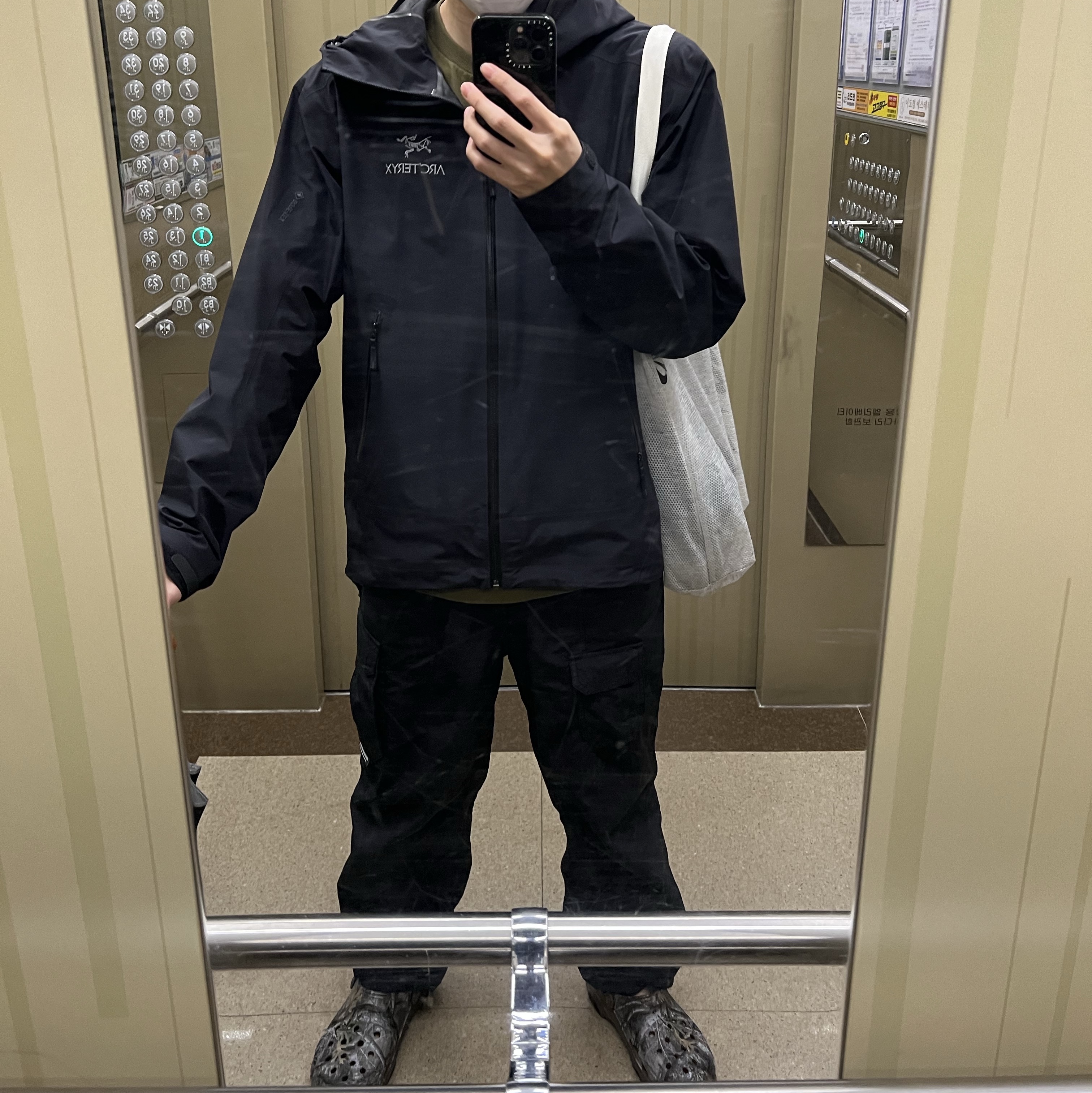 Arc'teryx Beta LT Jacket Black 착용 스타일