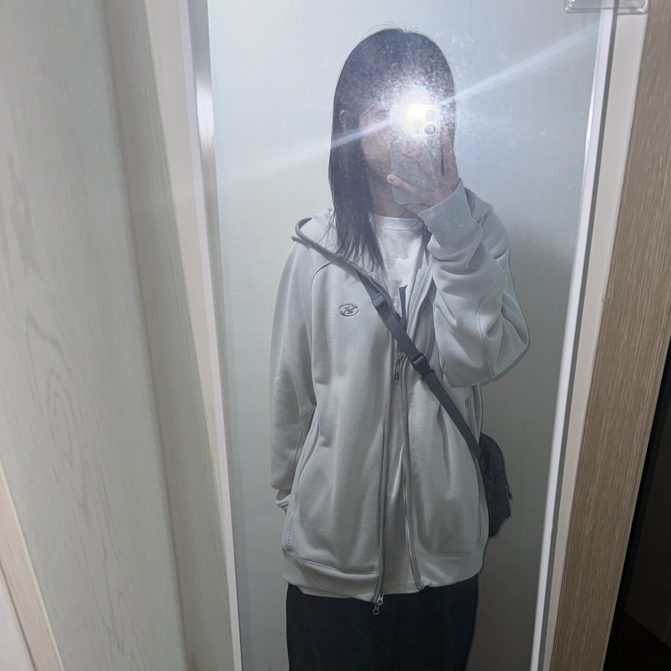 Sansan Gear Hoodie Zip-Up Grey - 24SS, Arc'teryx Mantis 2 Waistpack Graphite 착용 스타일 - 1