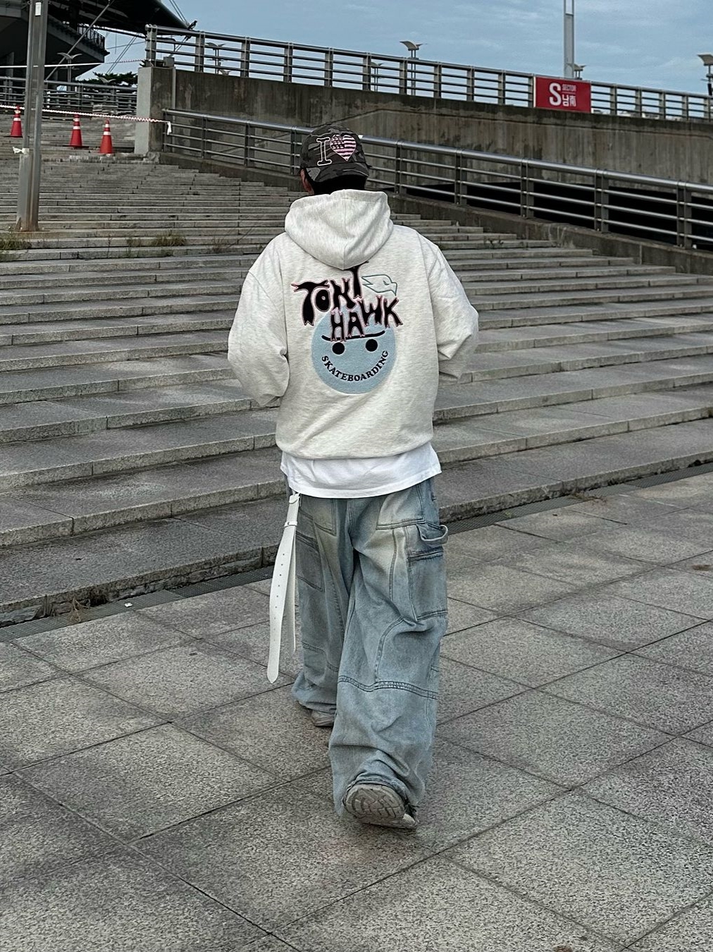 TONY HAWK Smile Boucle Embroidery Graphic Hoodie Oatmeal 착용 스타일 - 1