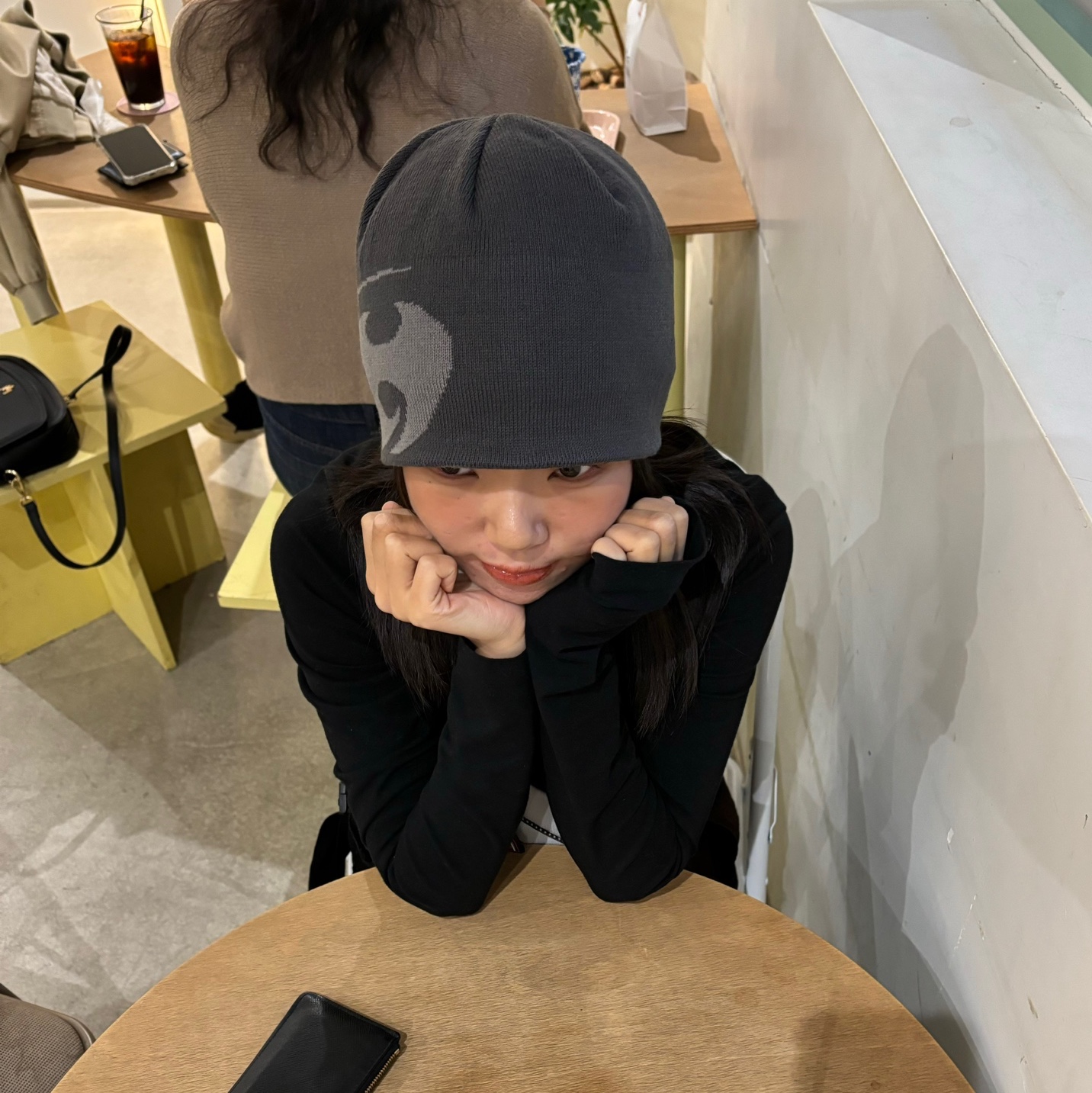 Sansan Gear Logo Beanie Charcoal 착용 스타일