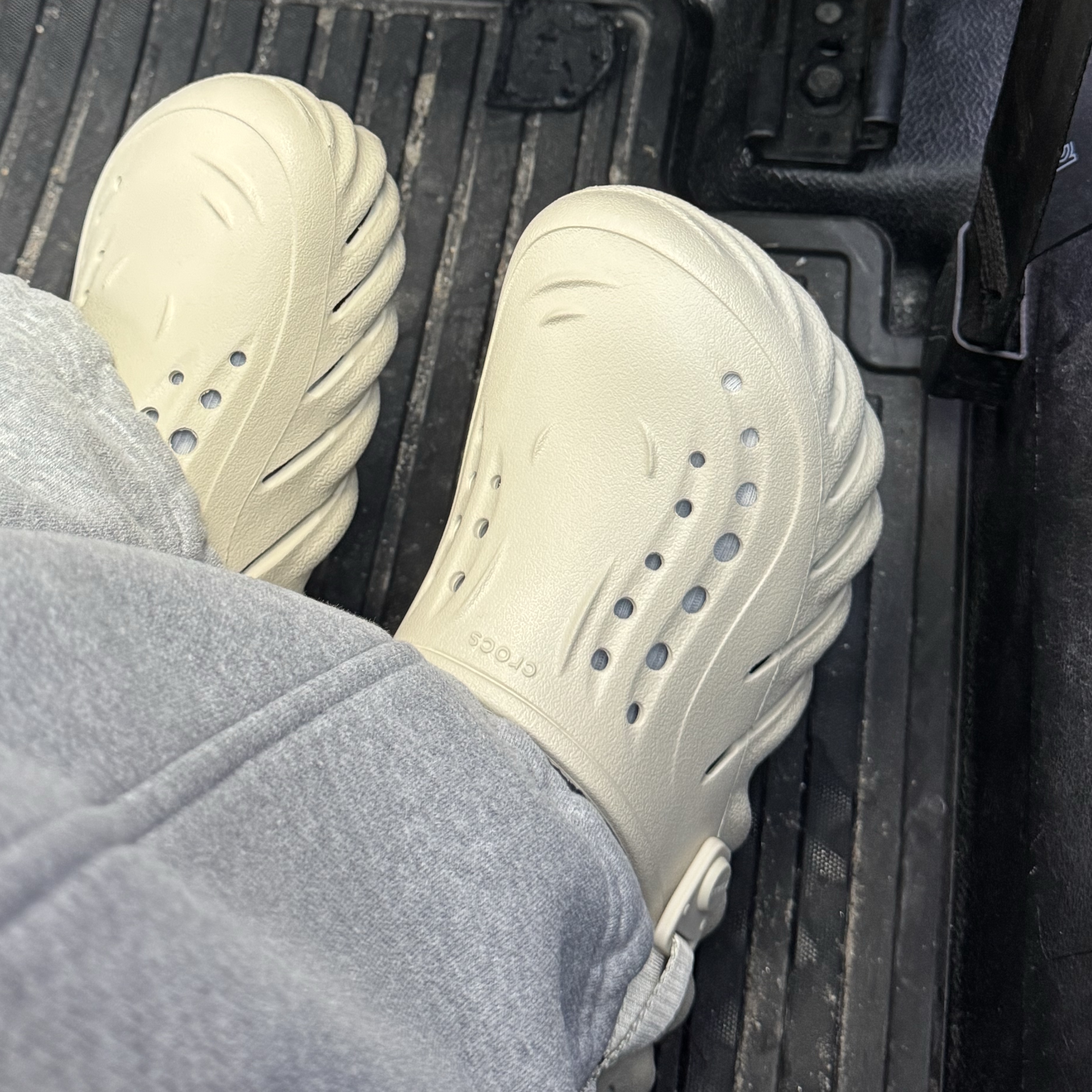 Crocs Echo Clog Bone Black 착용 스타일
