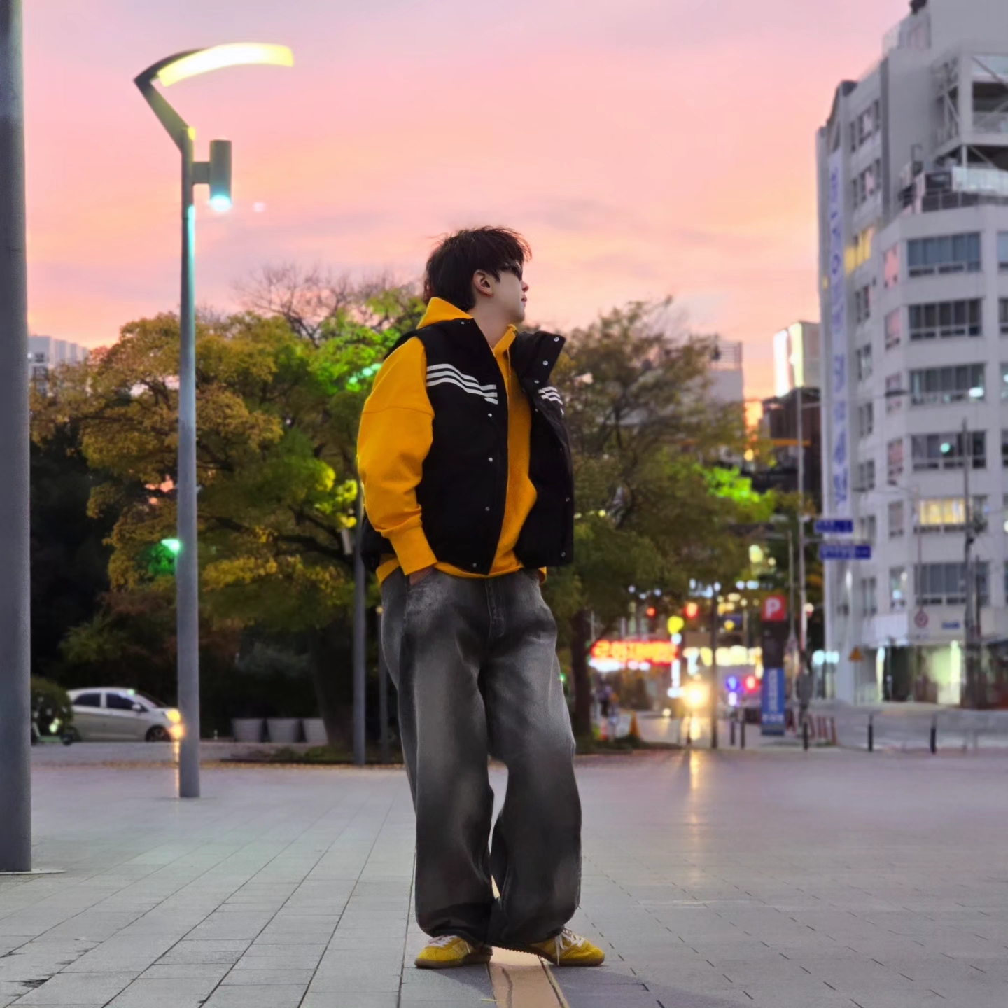Adidas Originals 70s Padded Gilet Black - KR Sizing, Adidas Neuclassics Hoodie Black - US Sizing 착용 스타일 - 2
