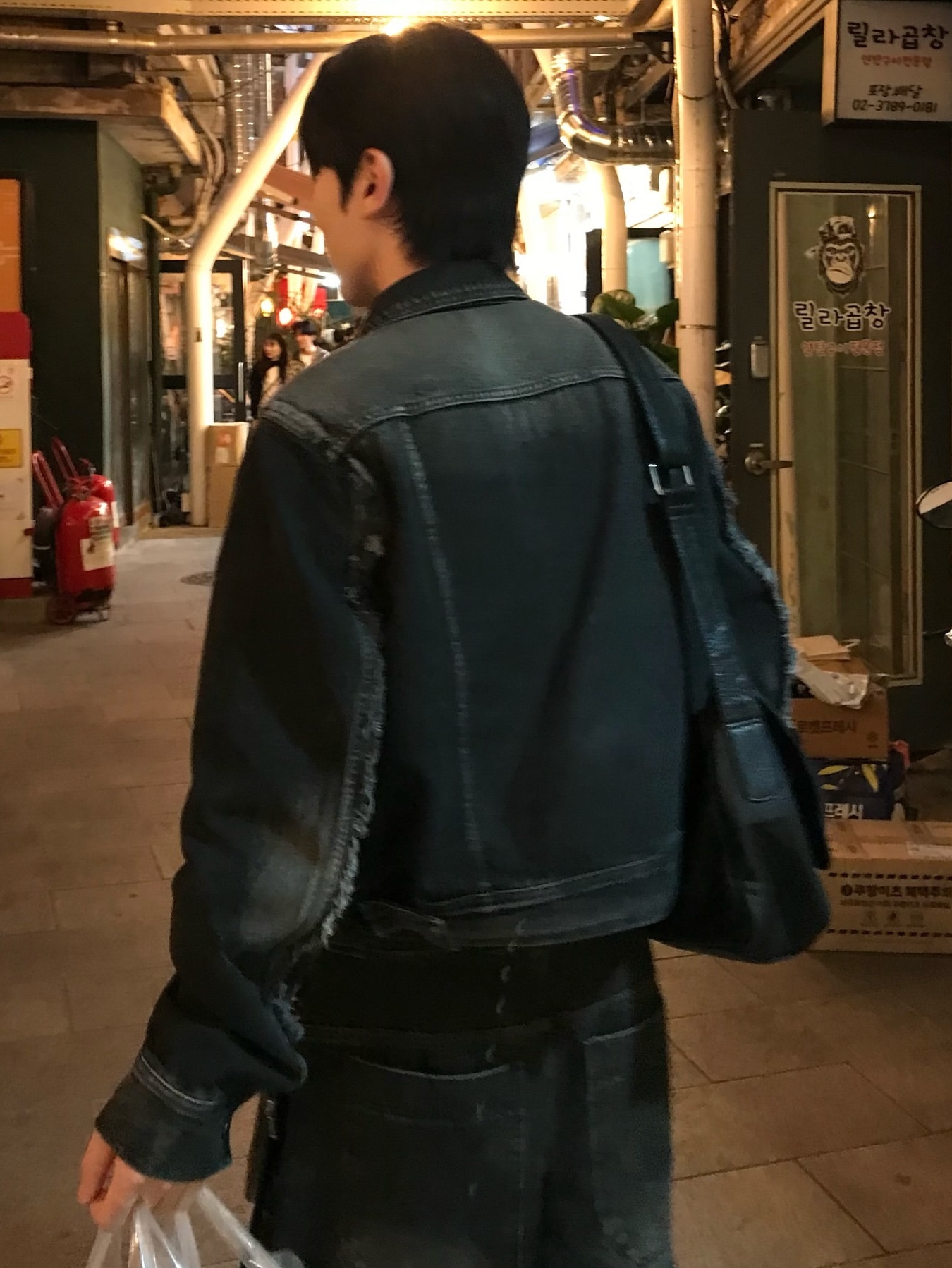 [KREAM 단독] BLR Signature Raw Cut Washing Denim Trucker Jacket Black 착용 스타일