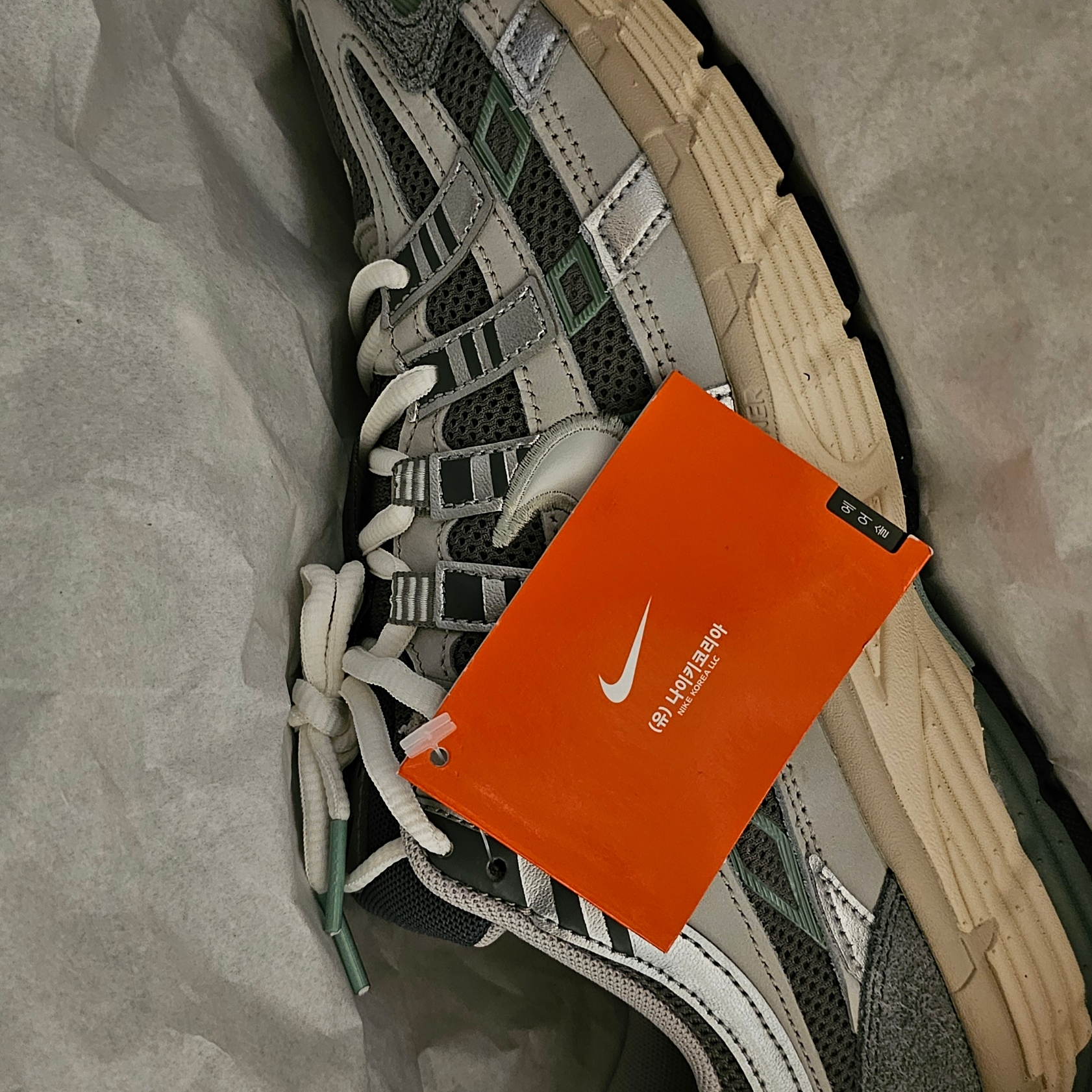 Nike P-6000 Flat Pewter Light Iron Ore 착용 스타일