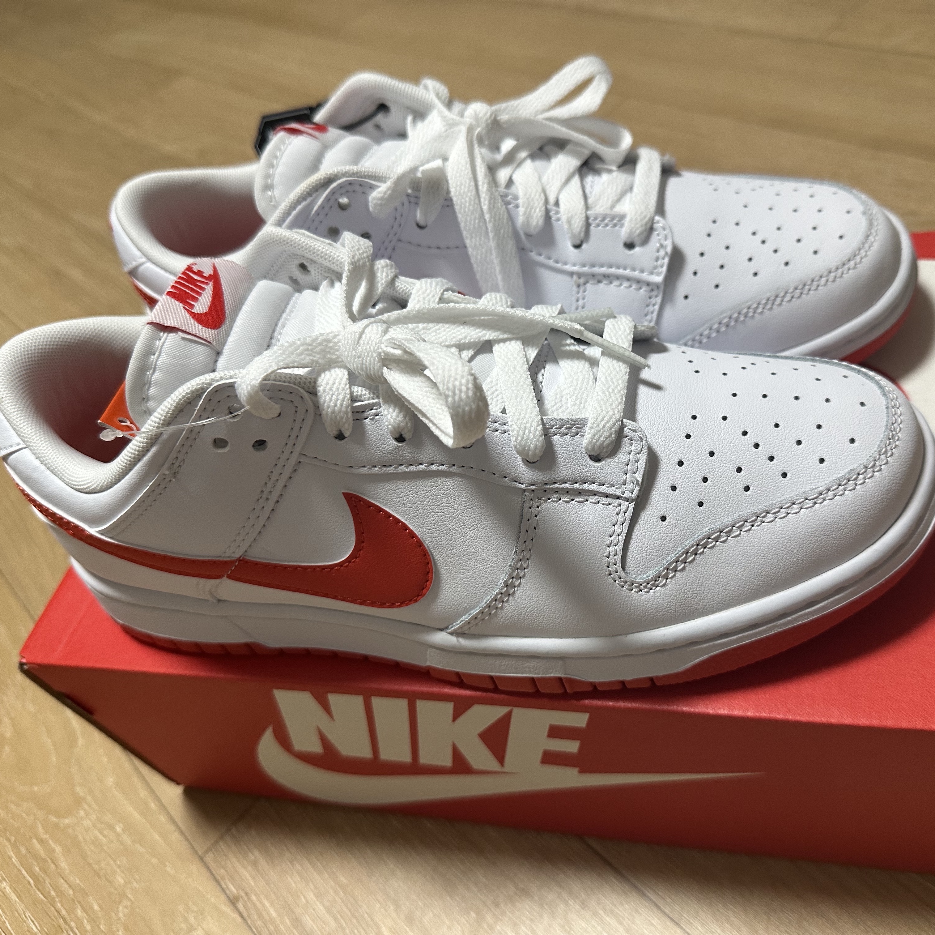 Nike Dunk Low Retro White Picante Red 착용 스타일 - 1