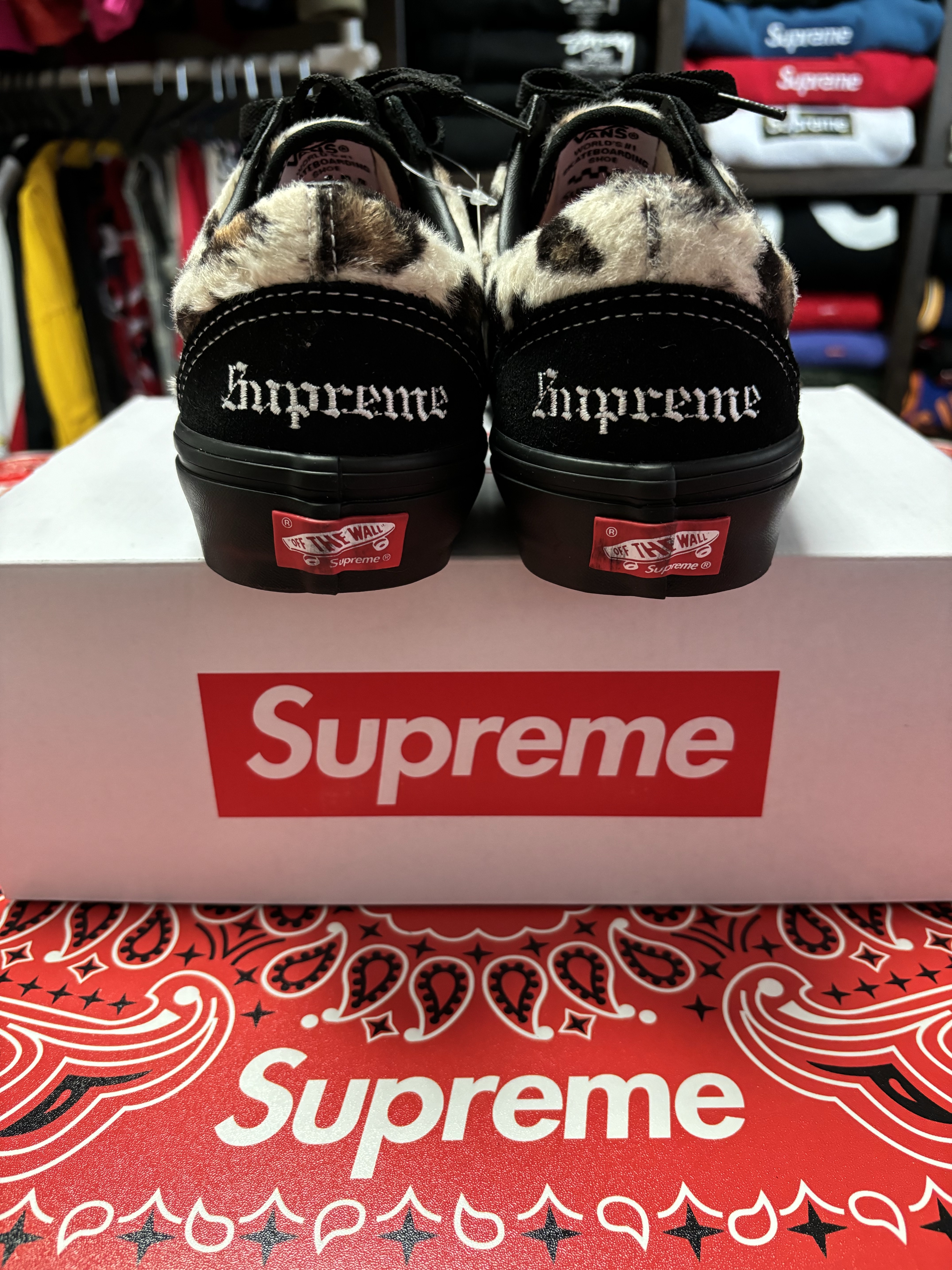 Vans x Supreme Leopard Old Skool Black 착용 스타일 - 2