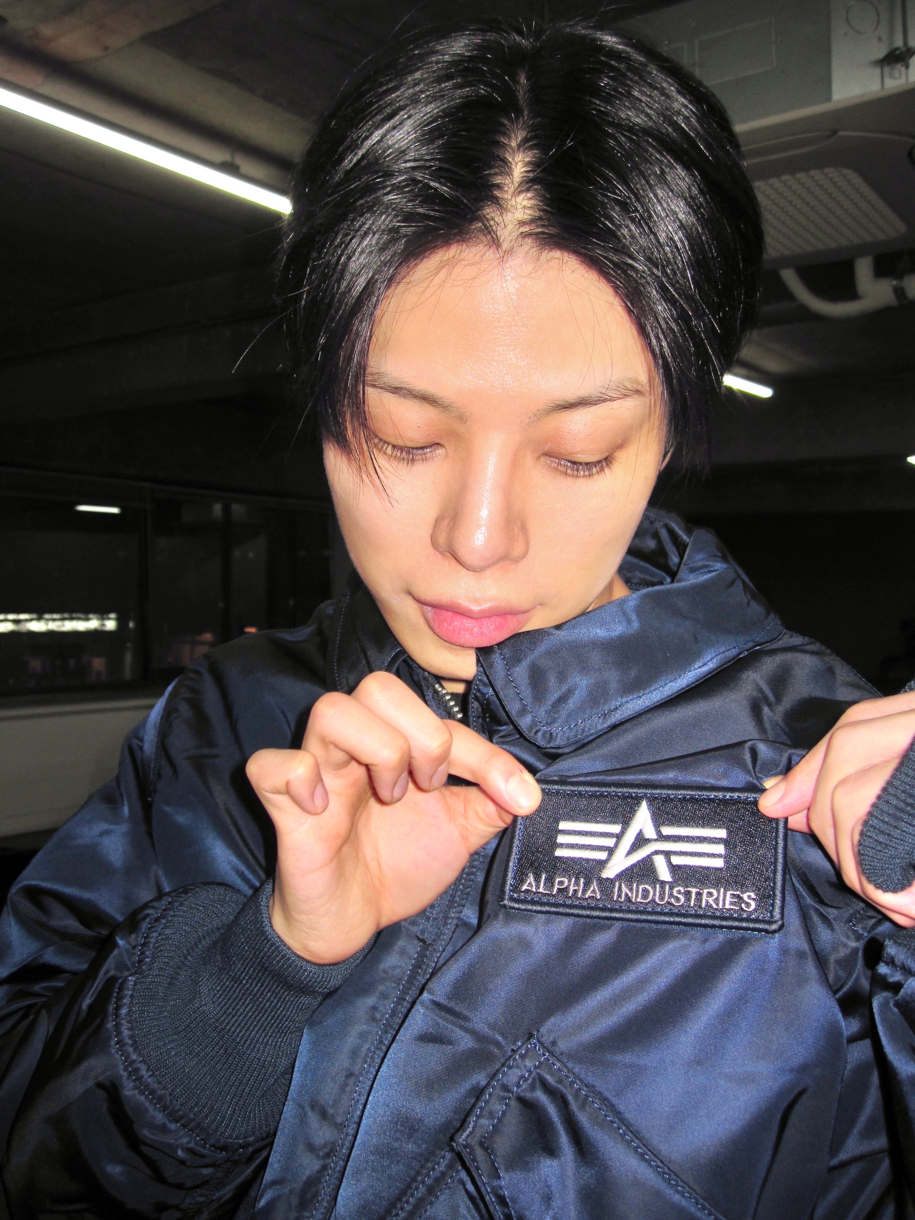 ALPHA INDUSTRIES MA-1 Flight Jacket Black, ALPHA INDUSTRIES N-2B Short Waist Parka Sage 착용 스타일 - 3