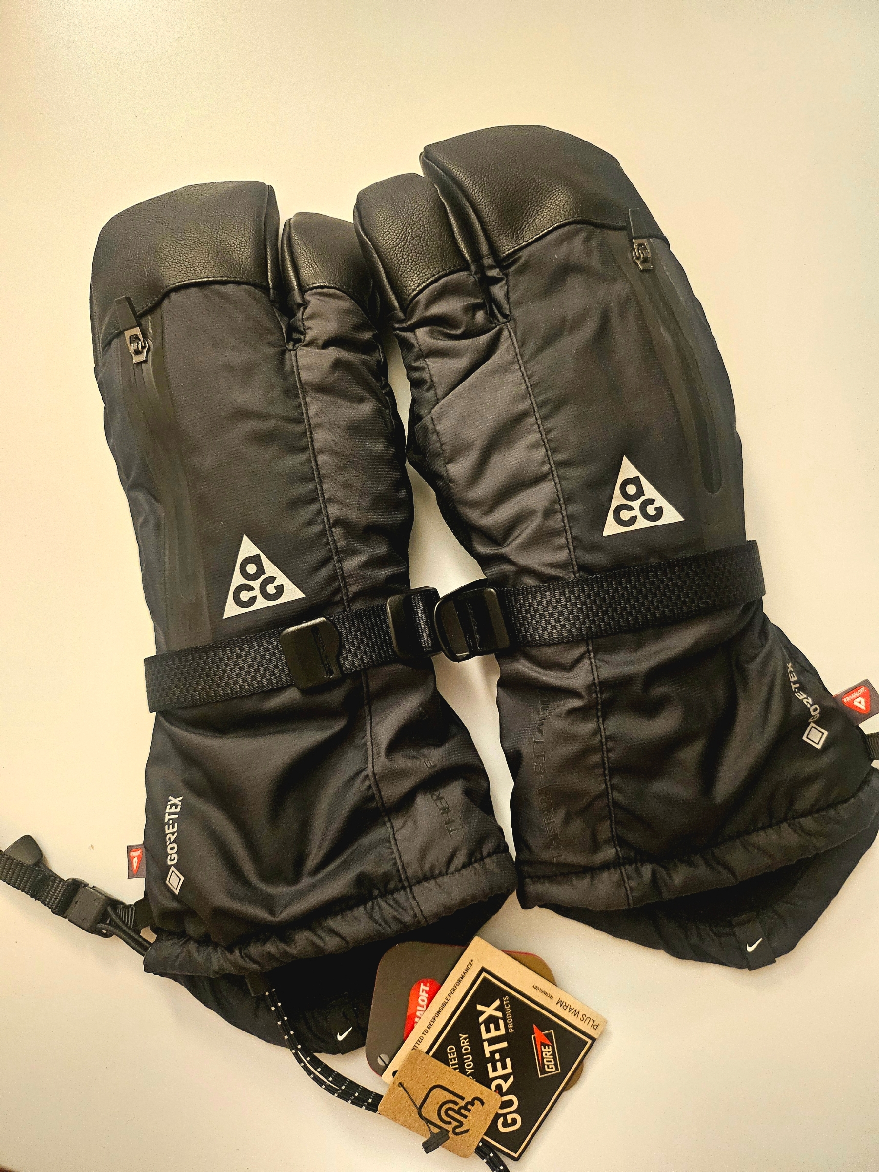 Nike ACG Therma-Fit ADV Gore-Tex Split Mitt Black Anthracite 착용 스타일