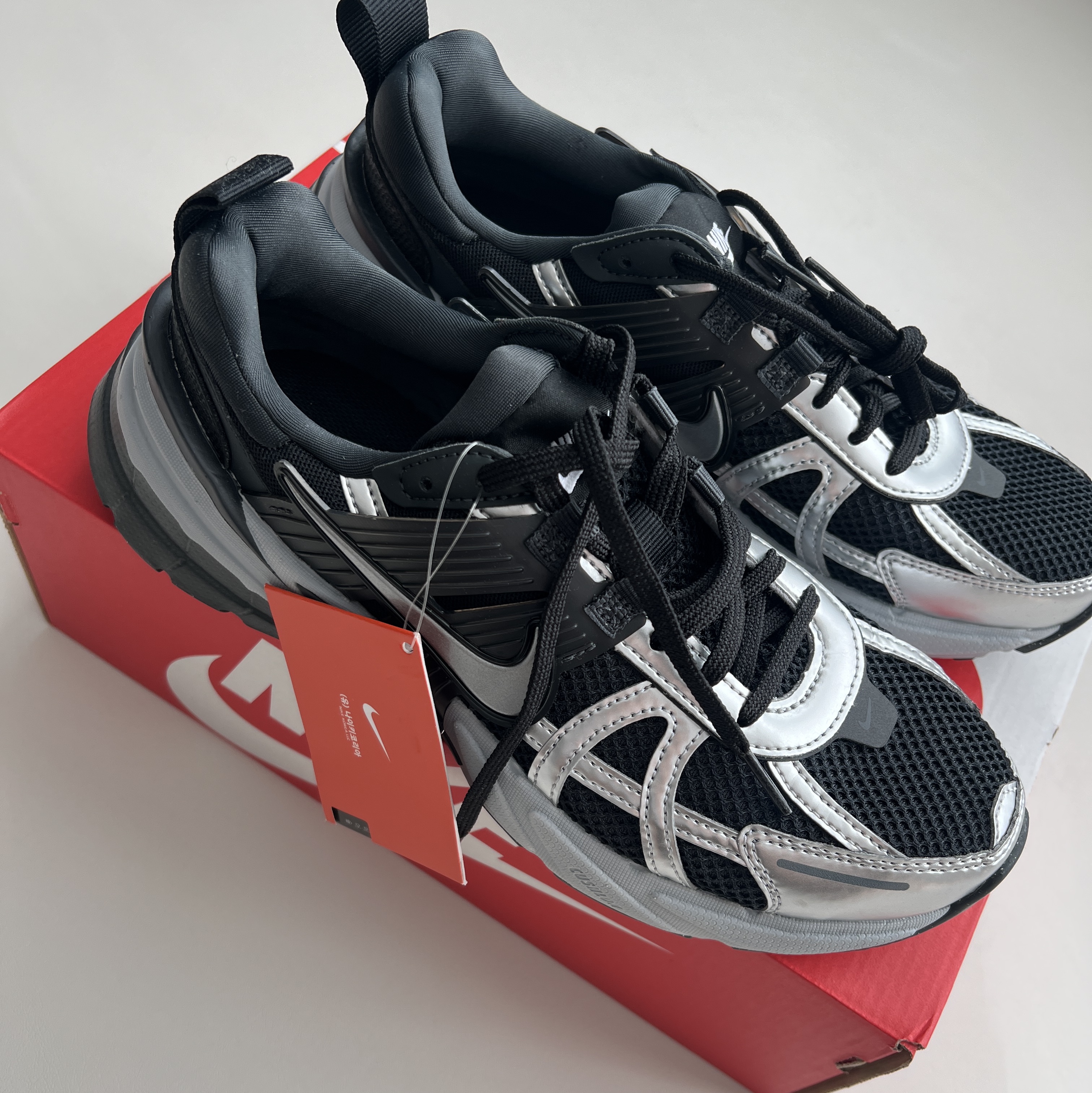(W) Nike V2K Run Black Dark Smoke Grey 착용 스타일