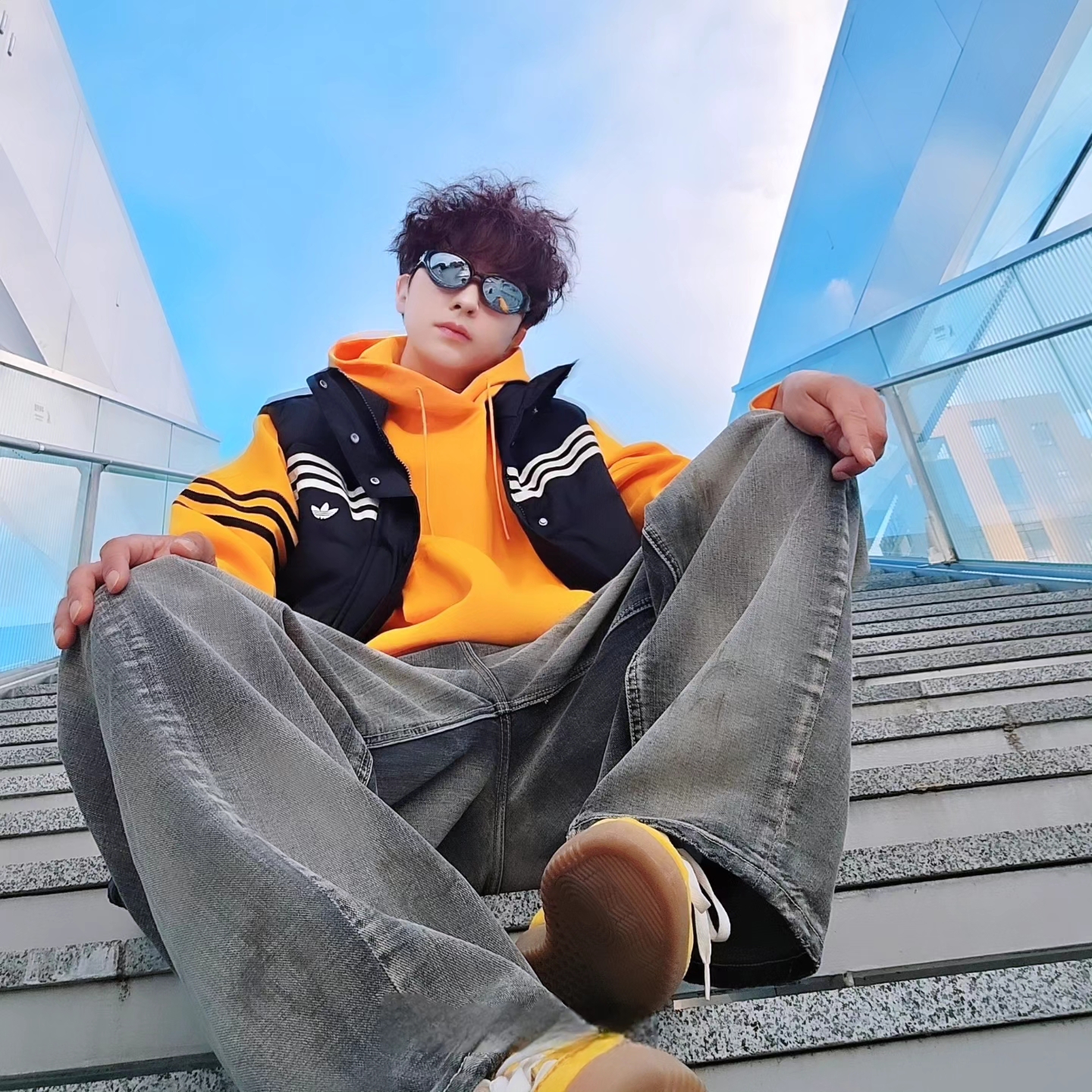 Adidas Originals 70s Padded Gilet Black - KR Sizing, Adidas Neuclassics Hoodie Black - US Sizing 착용 스타일 - 2