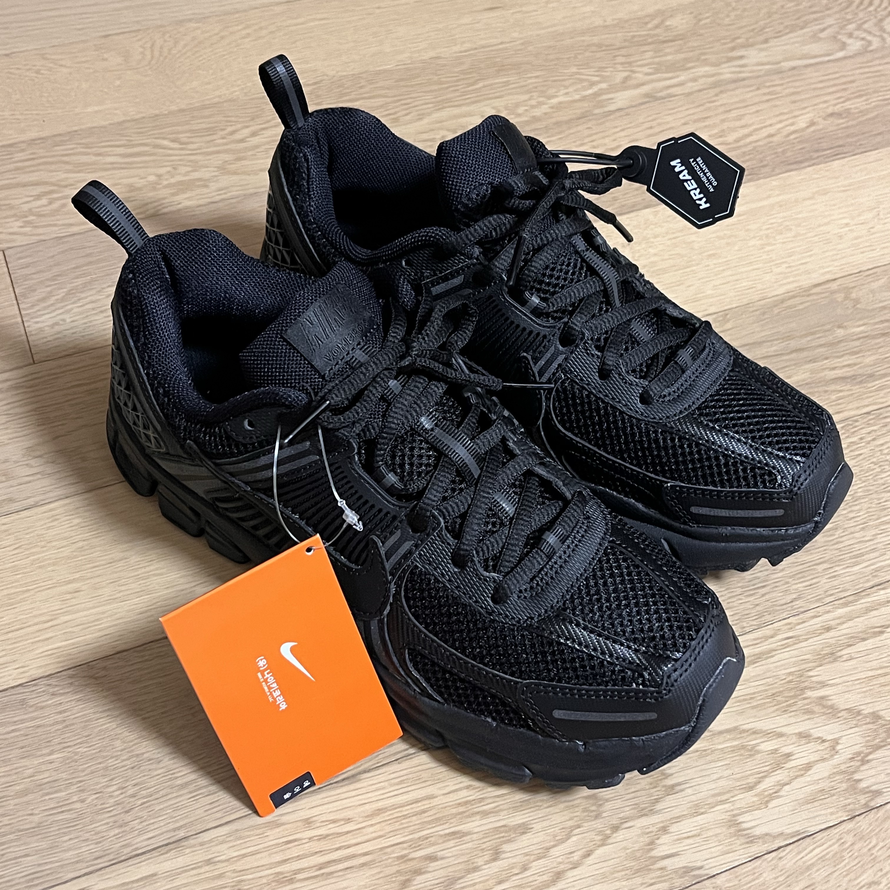 (GS) Nike Zoom Vomero 5 Black 착용 스타일 - 2