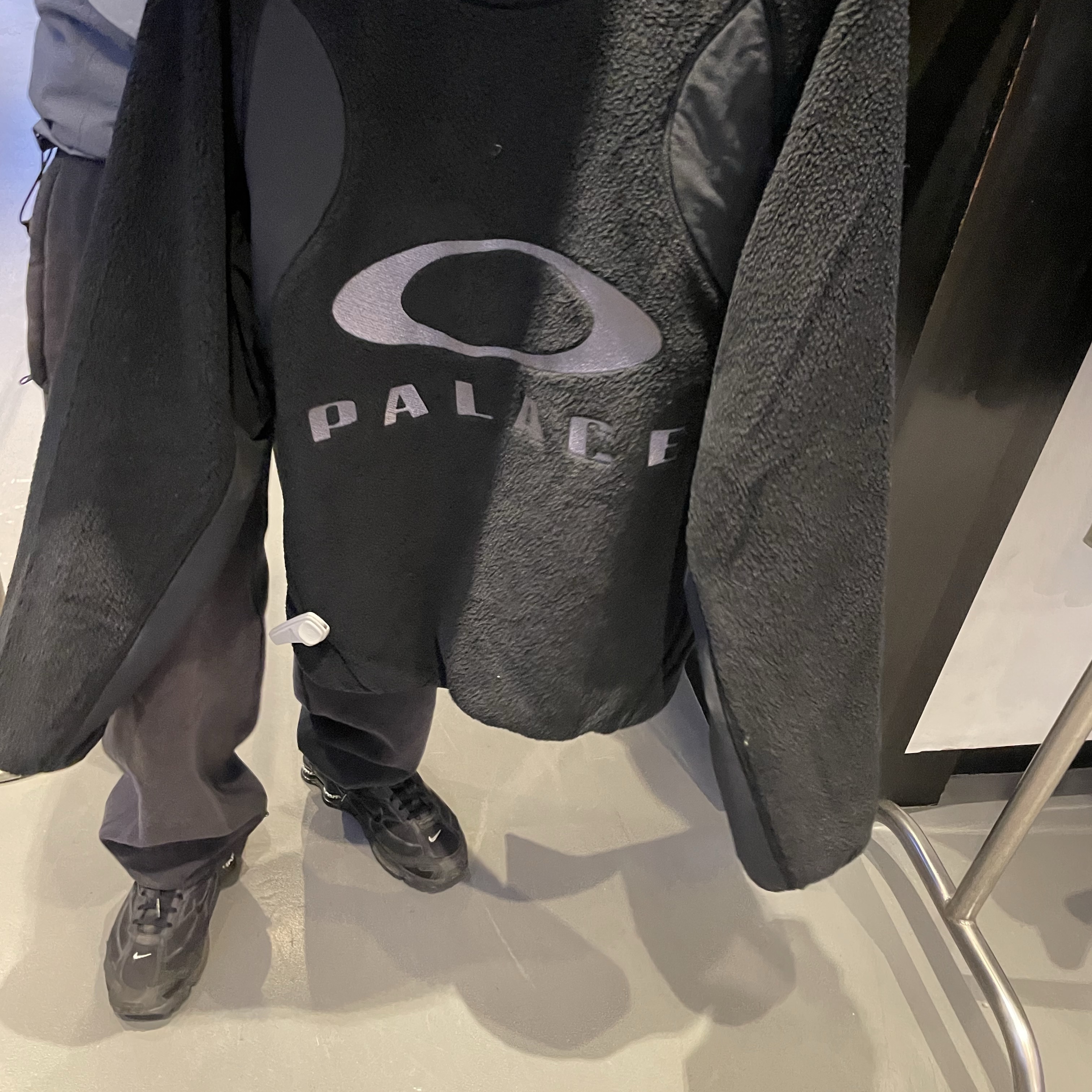Palace x Oakley Fleece Black - 24FW 착용 스타일 - 2
