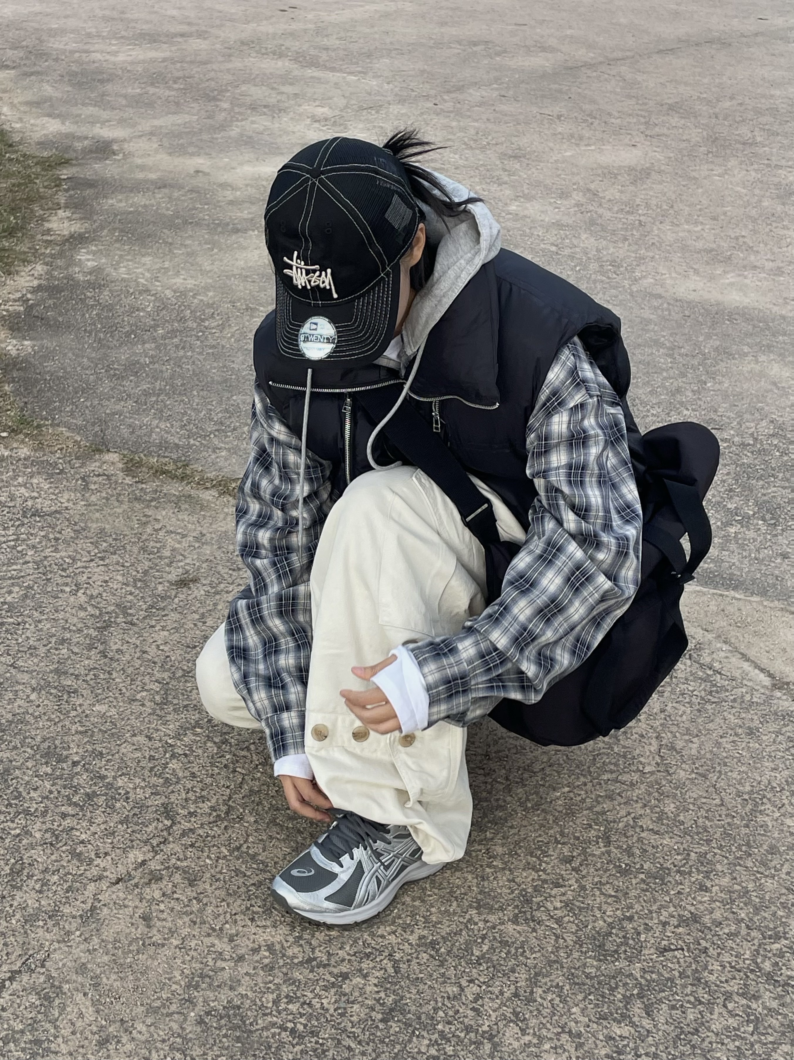 Uniqlo U Roll Bag Black, Asics Jog 100 S SMU Sheet Rock Pure Silver - 2E Wide ์ฐฉ์ฉ ์คํ์ผ - 4