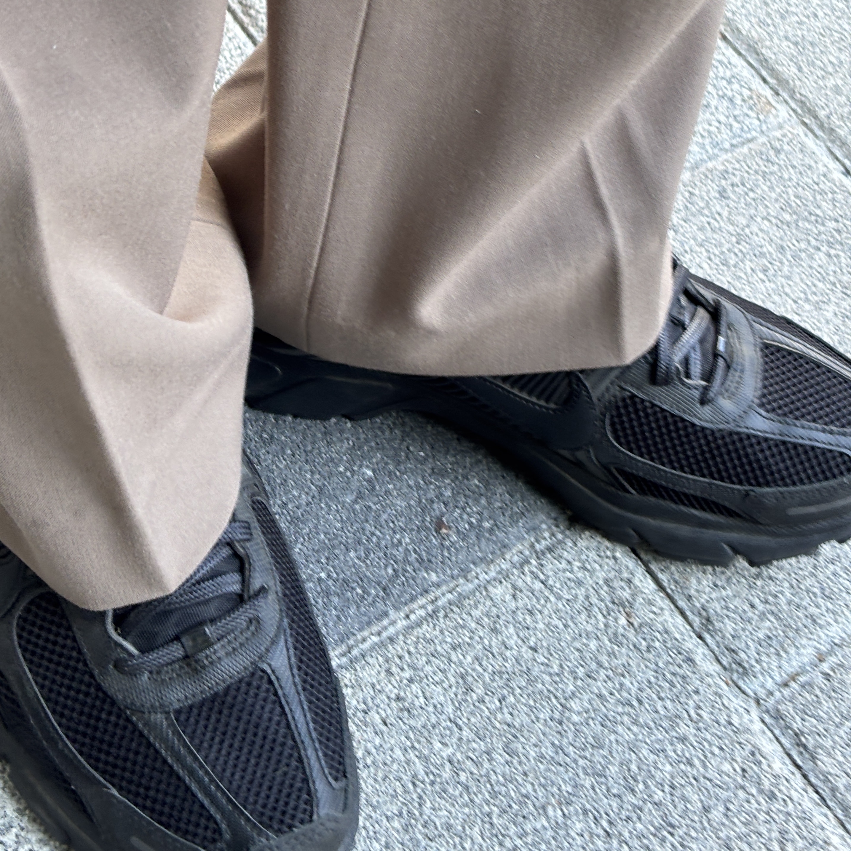 Nike Zoom Vomero 5 SP Black 착용 스타일 - 3