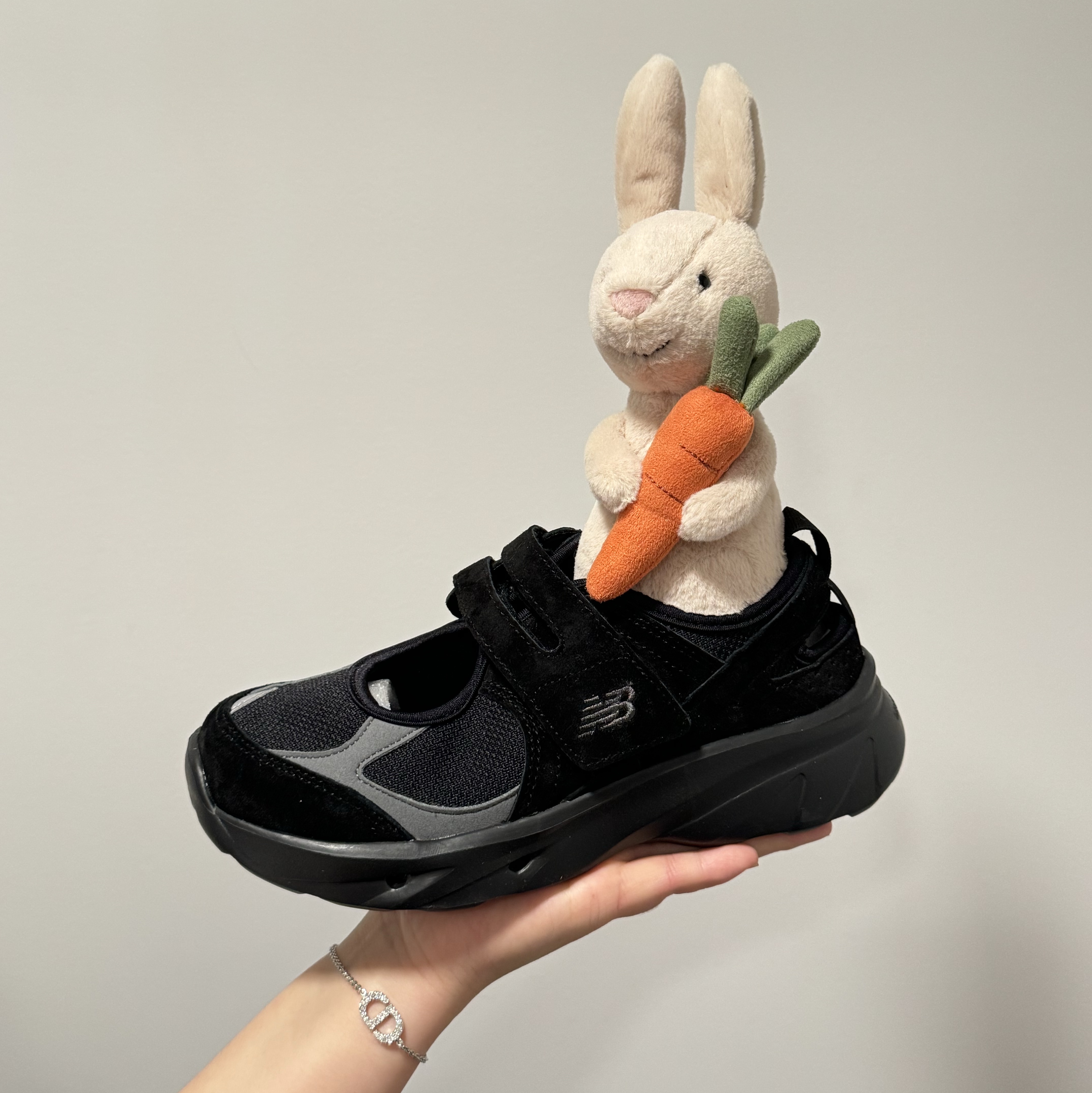 (W) New Balance Breeze SD2203 Black 착용 스타일
