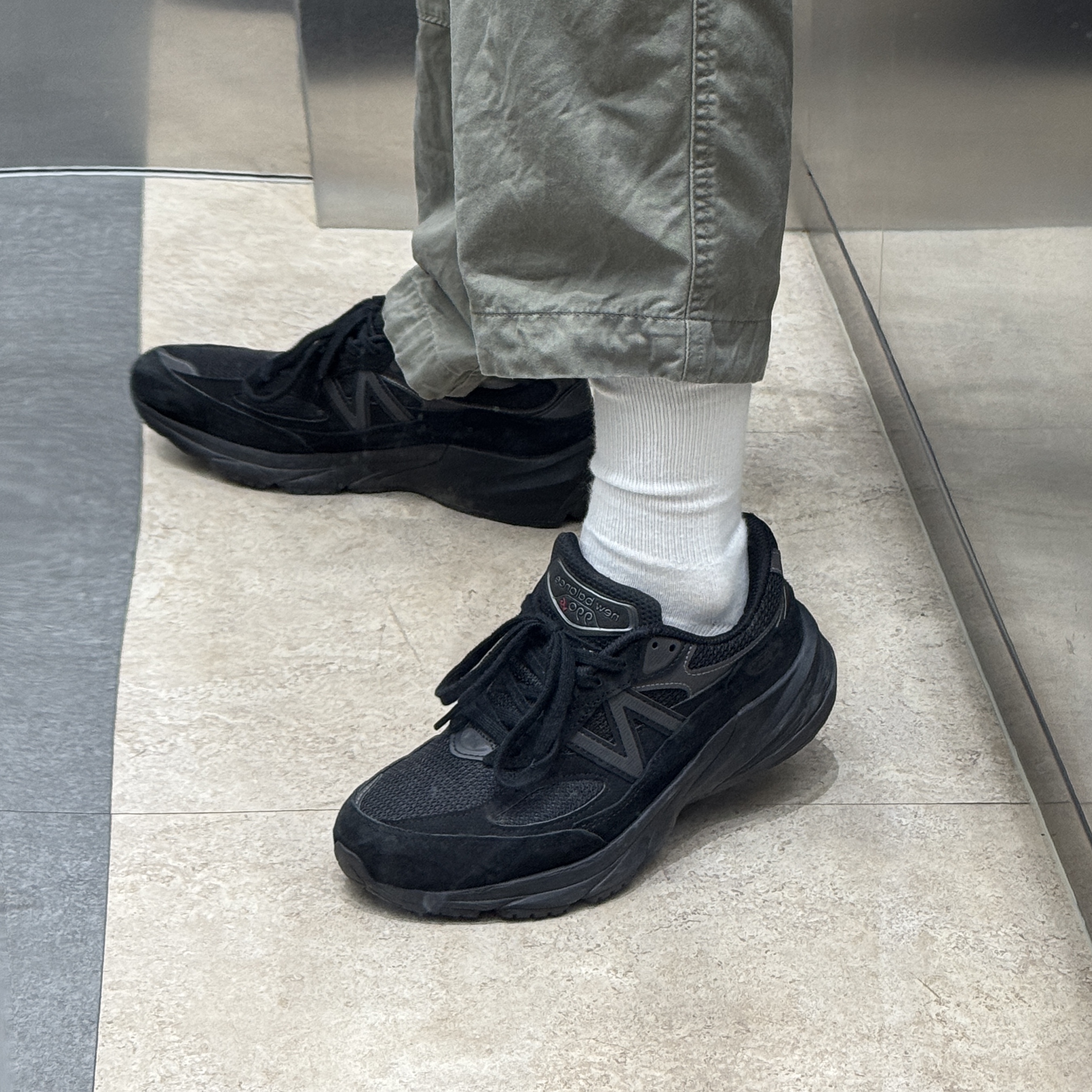 New Balance 990v6 Made in USA Triple Black - 2E Wide 착용 스타일