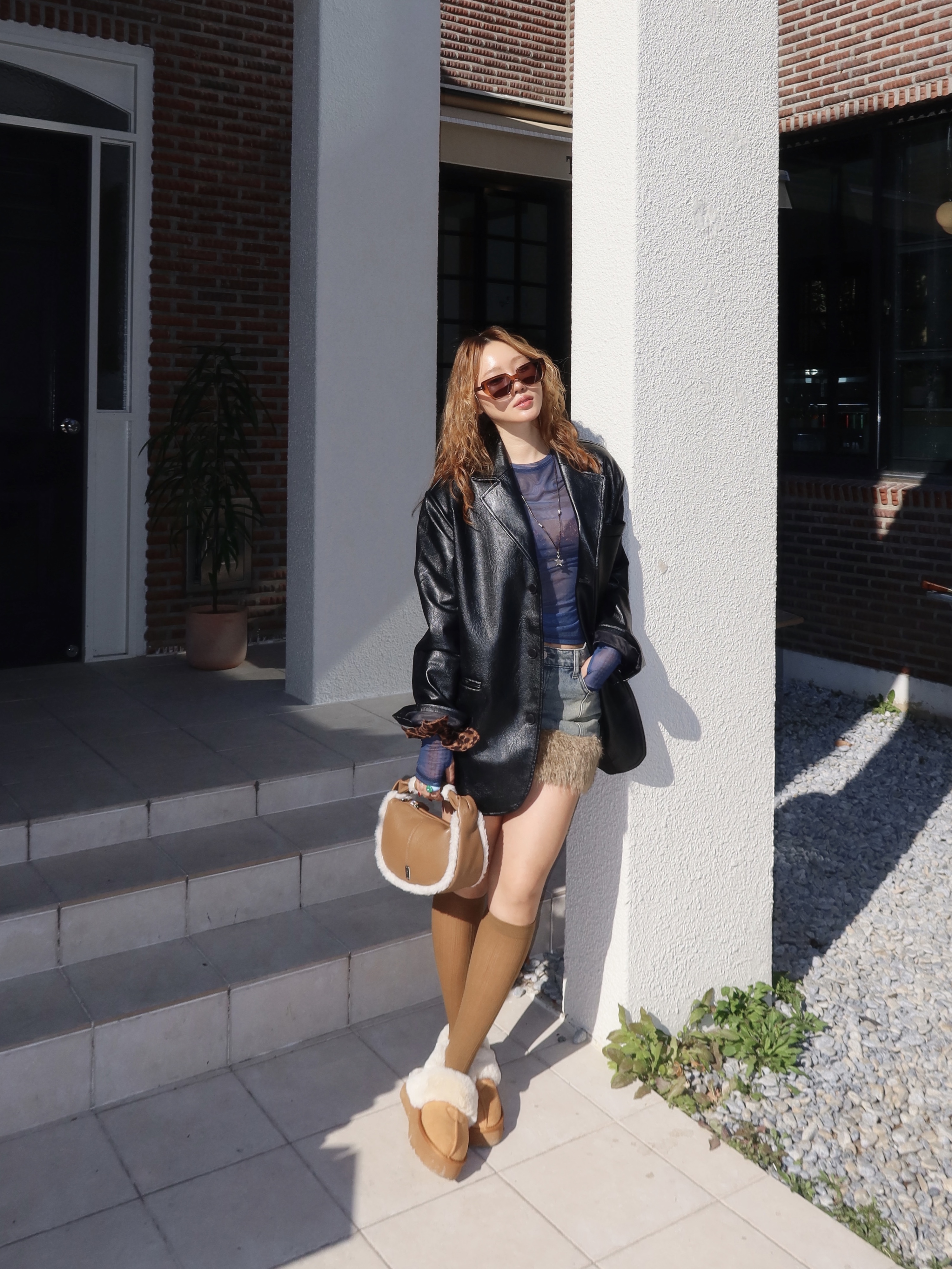 Vunque Toque Small Tote Black 착용 스타일 - 1