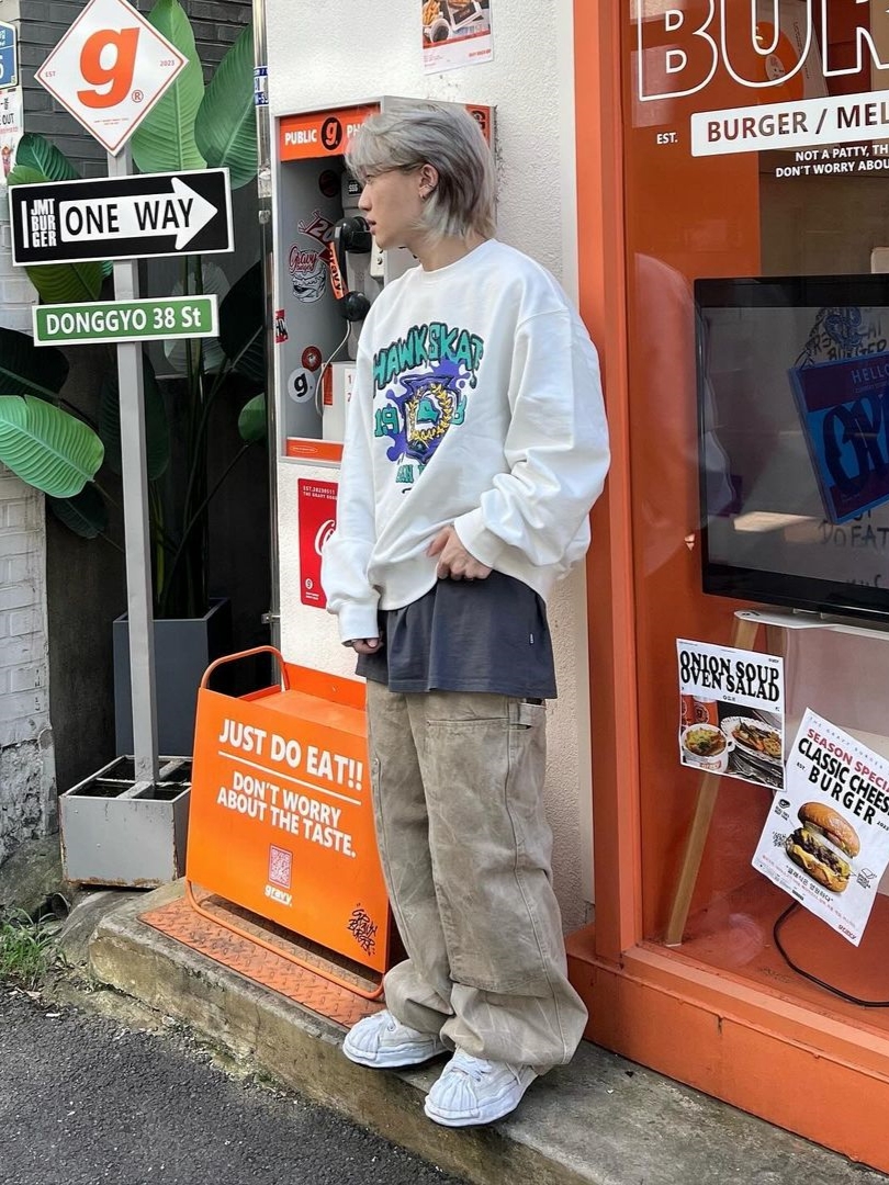 TONY HAWK Hawk College Graphic Crewneck Ivory 착용 스타일 - 1