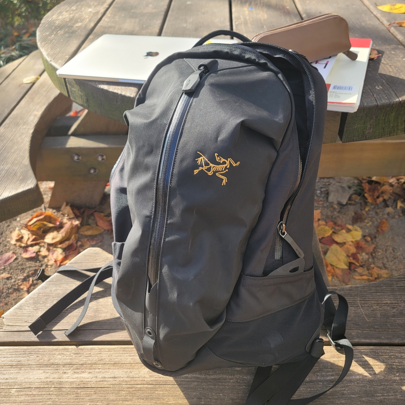 Arc'teryx Arro 16 Backpack Black 착용 스타일