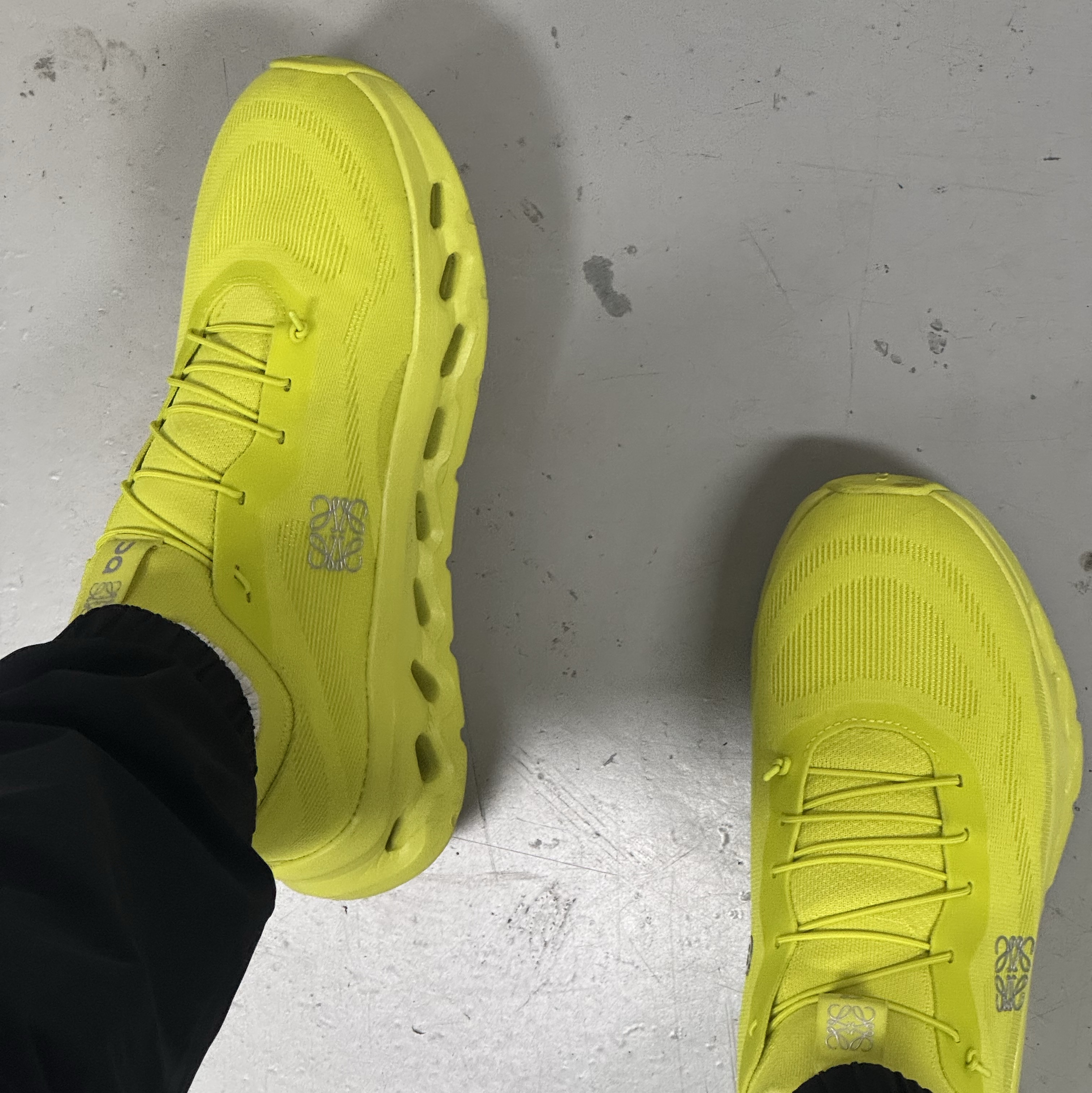 Loewe x On Running Cloudtilt Neon Yellow 착용 스타일