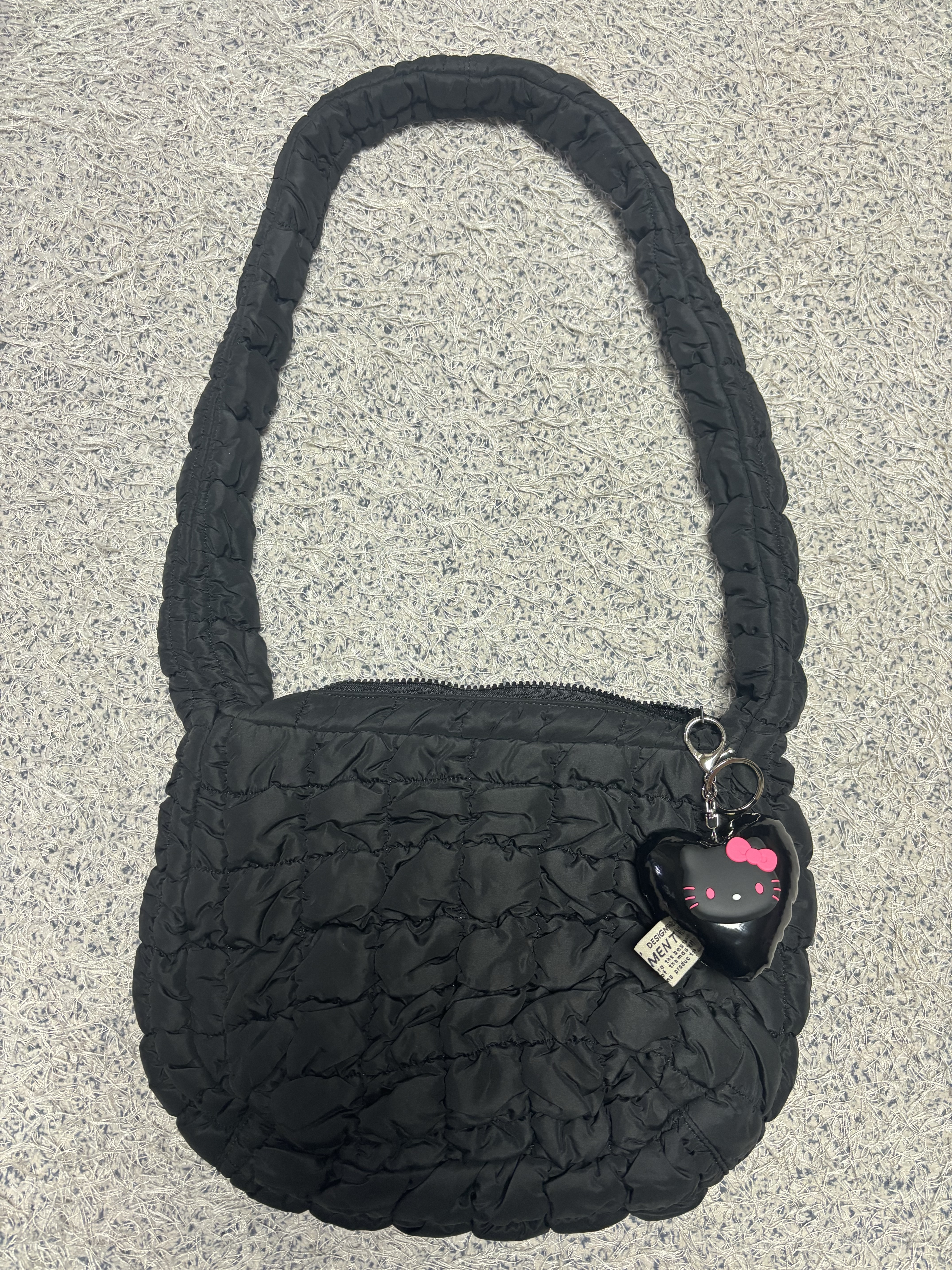 COS Quilted Messenger Bag Black 착용 스타일