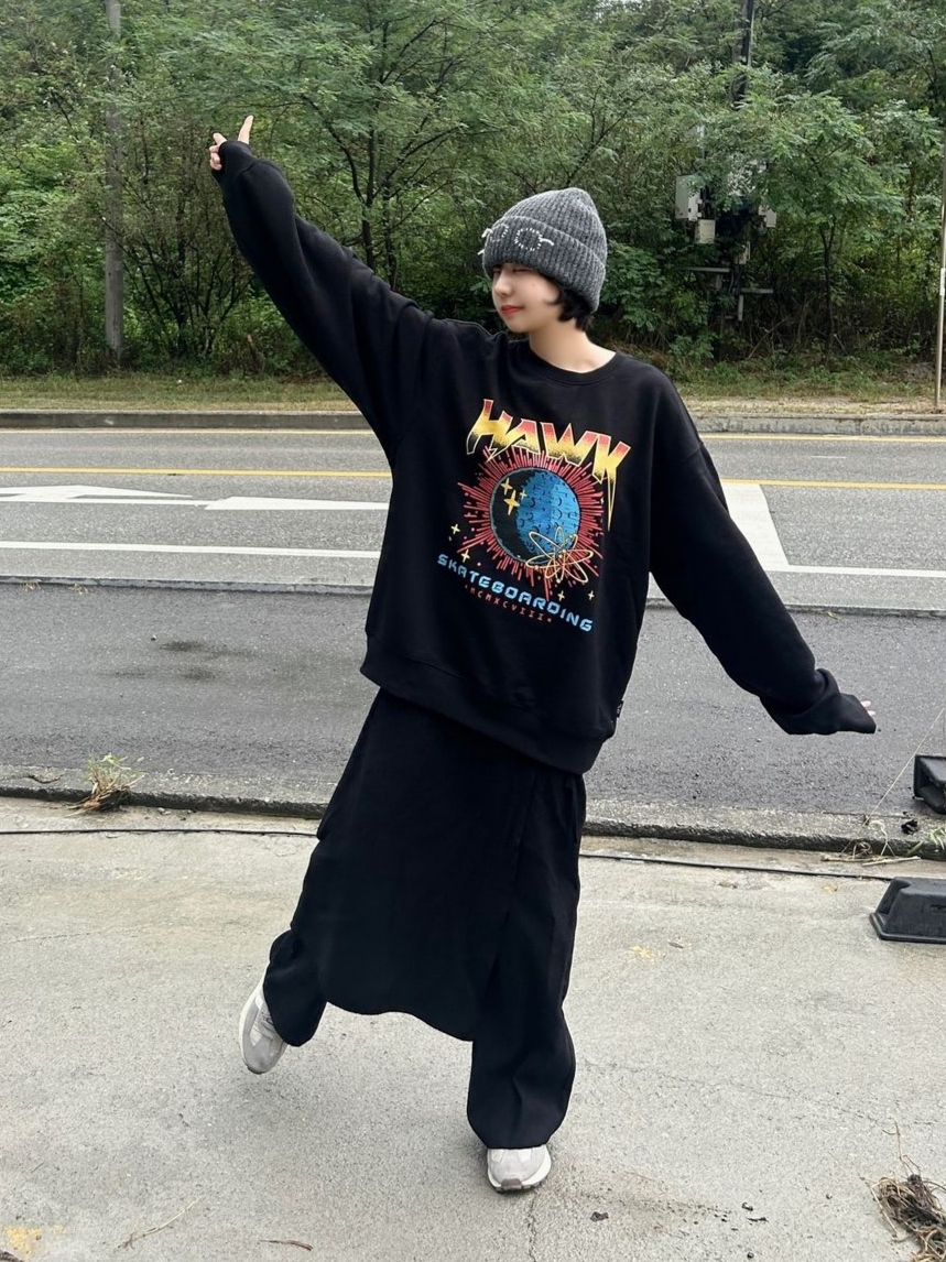 TONY HAWK Universe Graphic Crewneck Black 착용 스타일