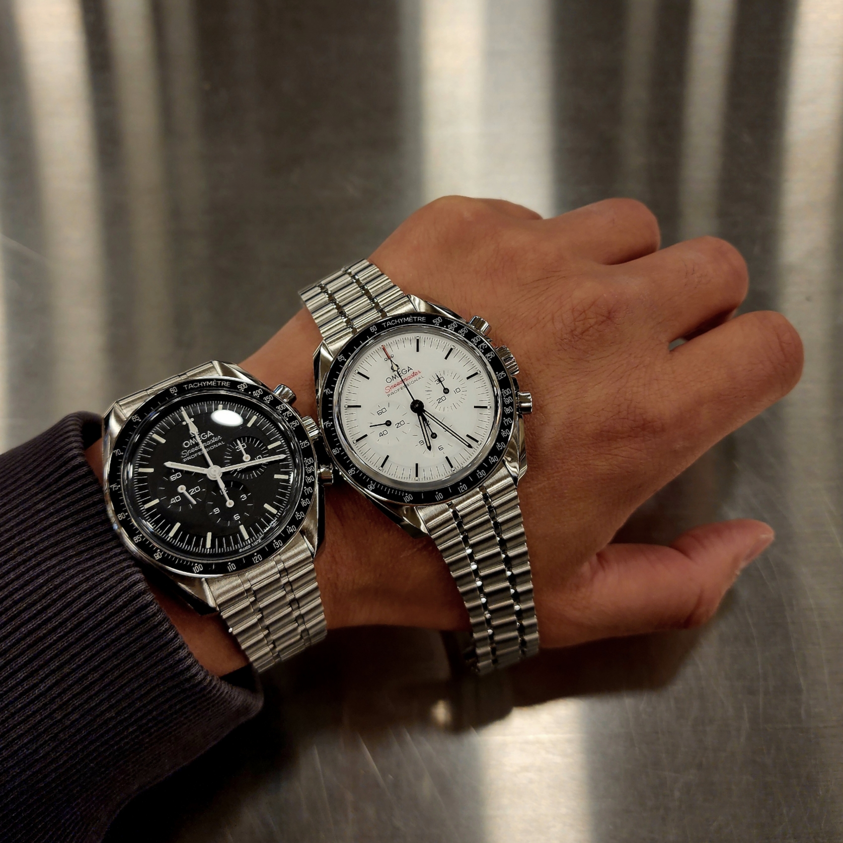 Omega Speedmaster Moonwatch Professional Co Axial Master Chronometer Steel White, Omega Speedmaster Moonwatch Professional Co Axial Master Chronometer Chronograph Steel Black (Transparent Caseback Ver.) 착용 스타일