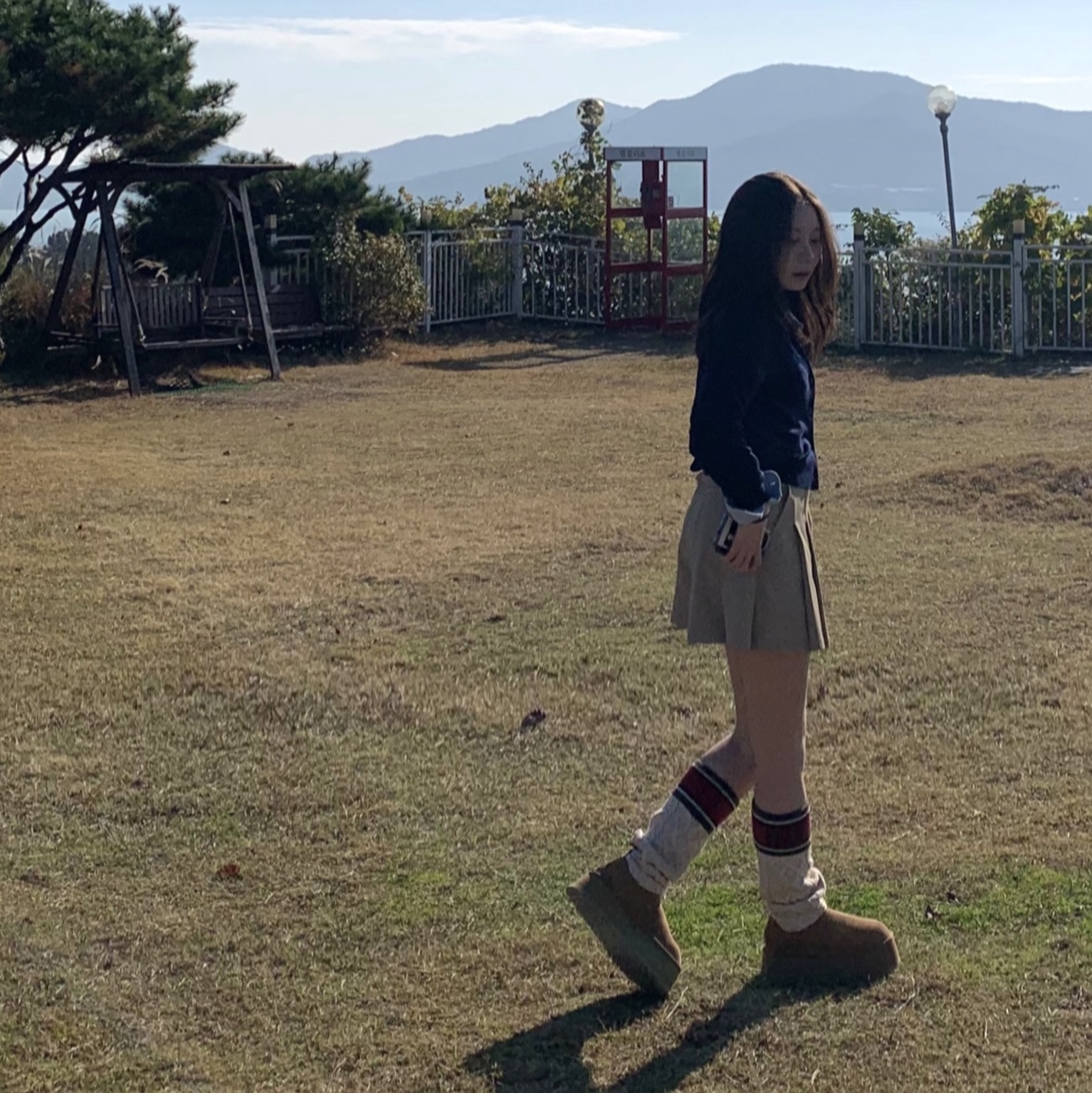 (W) UGG Classic Sweater Letter Boots Chestnut, (W) Maison Kitsune Bold Fox Head Patch Regular Cardigan Ink Blue 착용 스타일 - 2