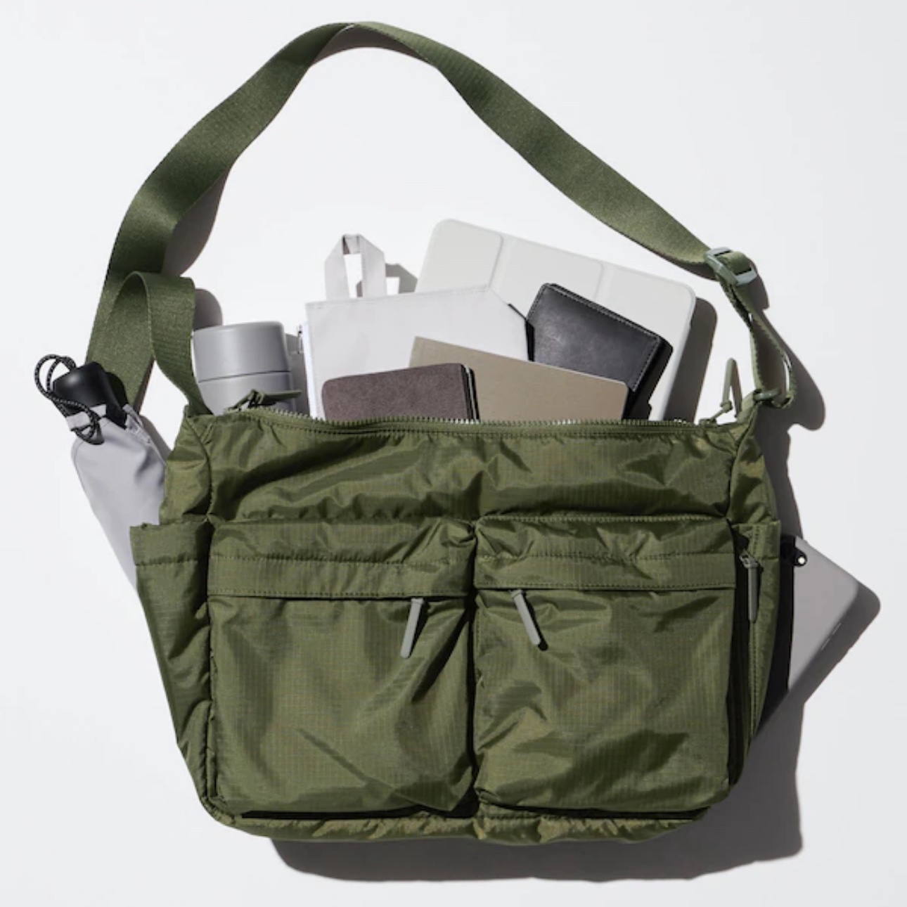 Uniqlo Multi Pocket Shoulder Bag Black, Uniqlo Multi Pocket Shoulder Bag Olive 착용 스타일 - 2