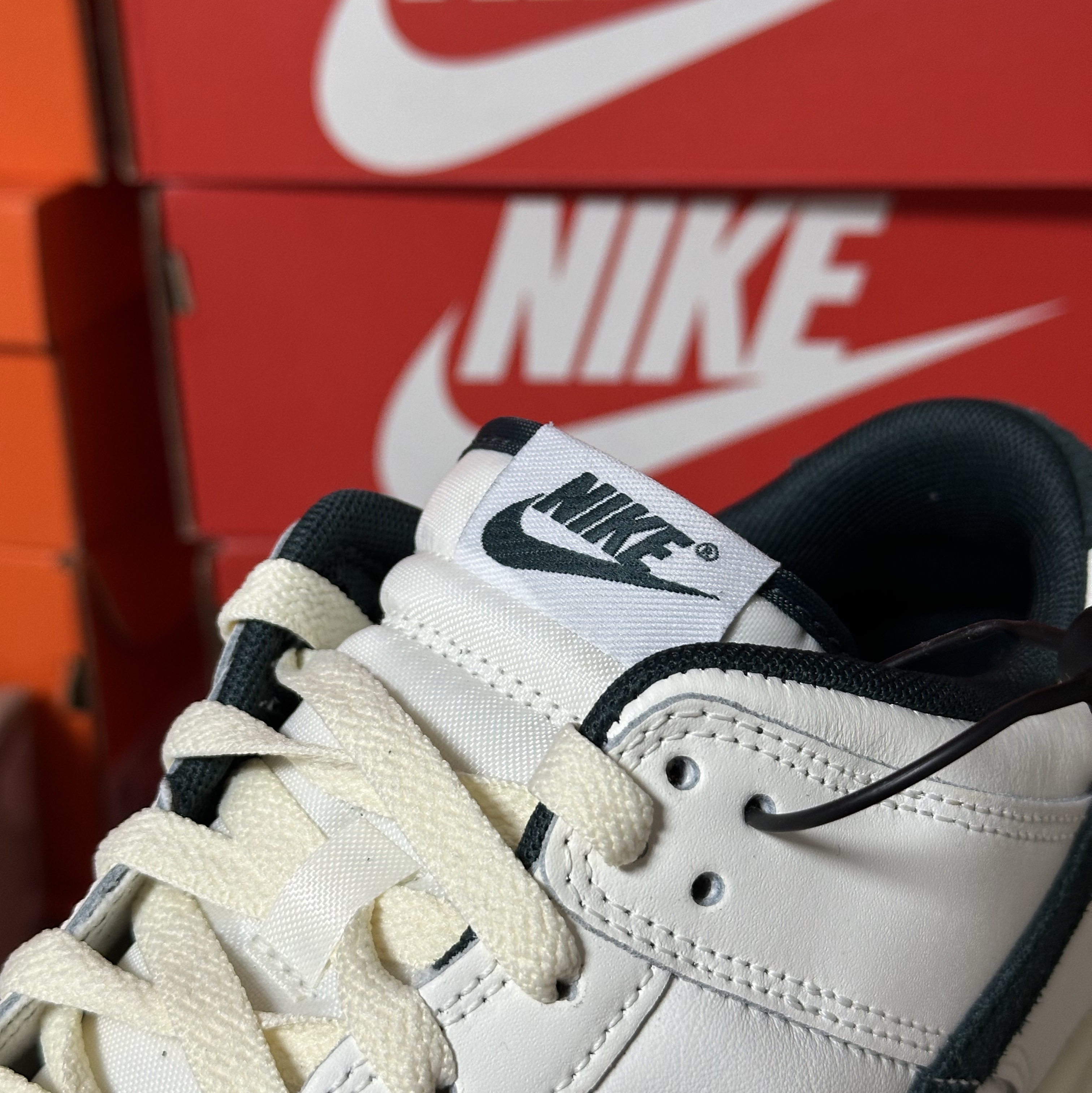 Nike Dunk Low Sail Deep Jungle 착용 스타일 - 4