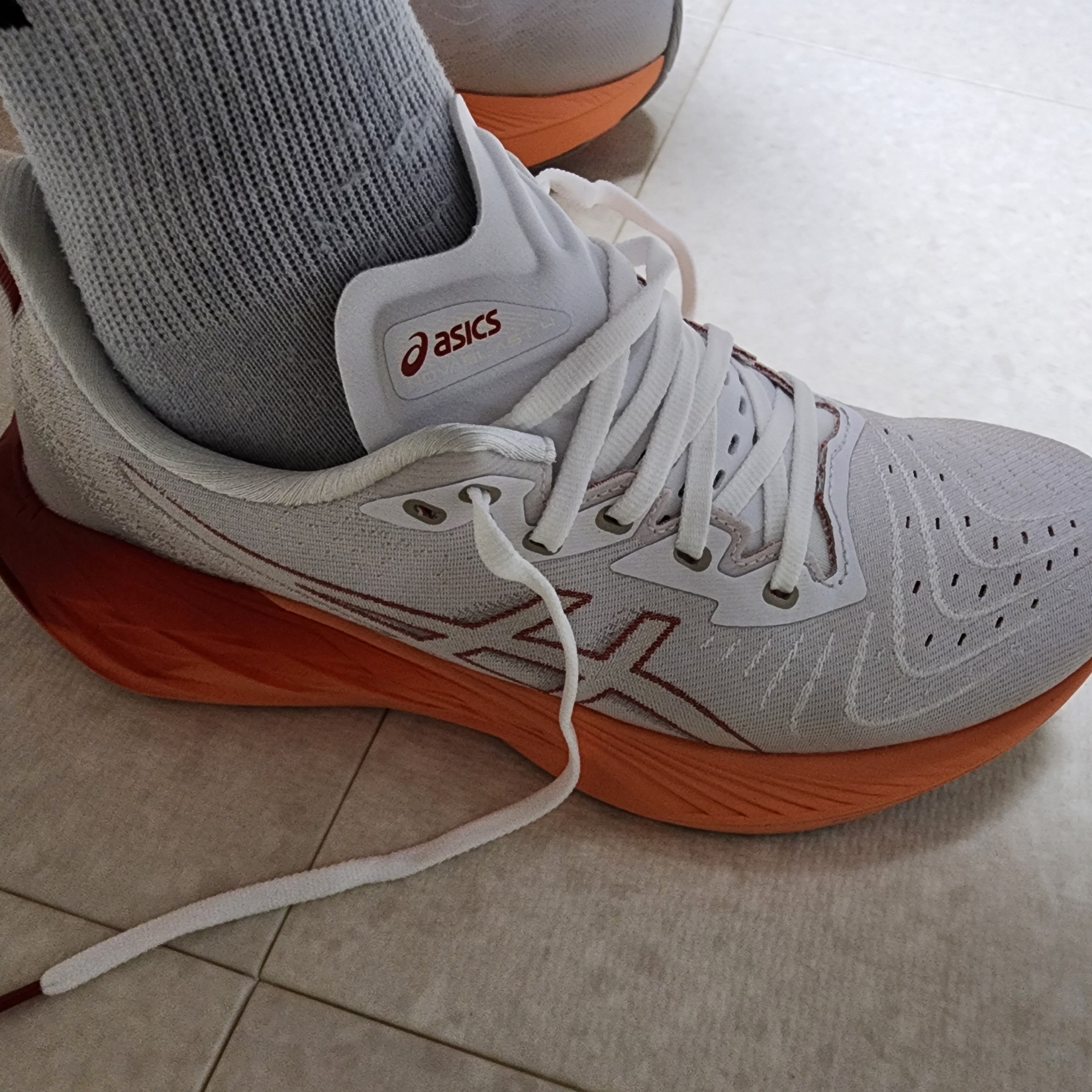 Asics Novablast 4 White Moonrock 착용 스타일